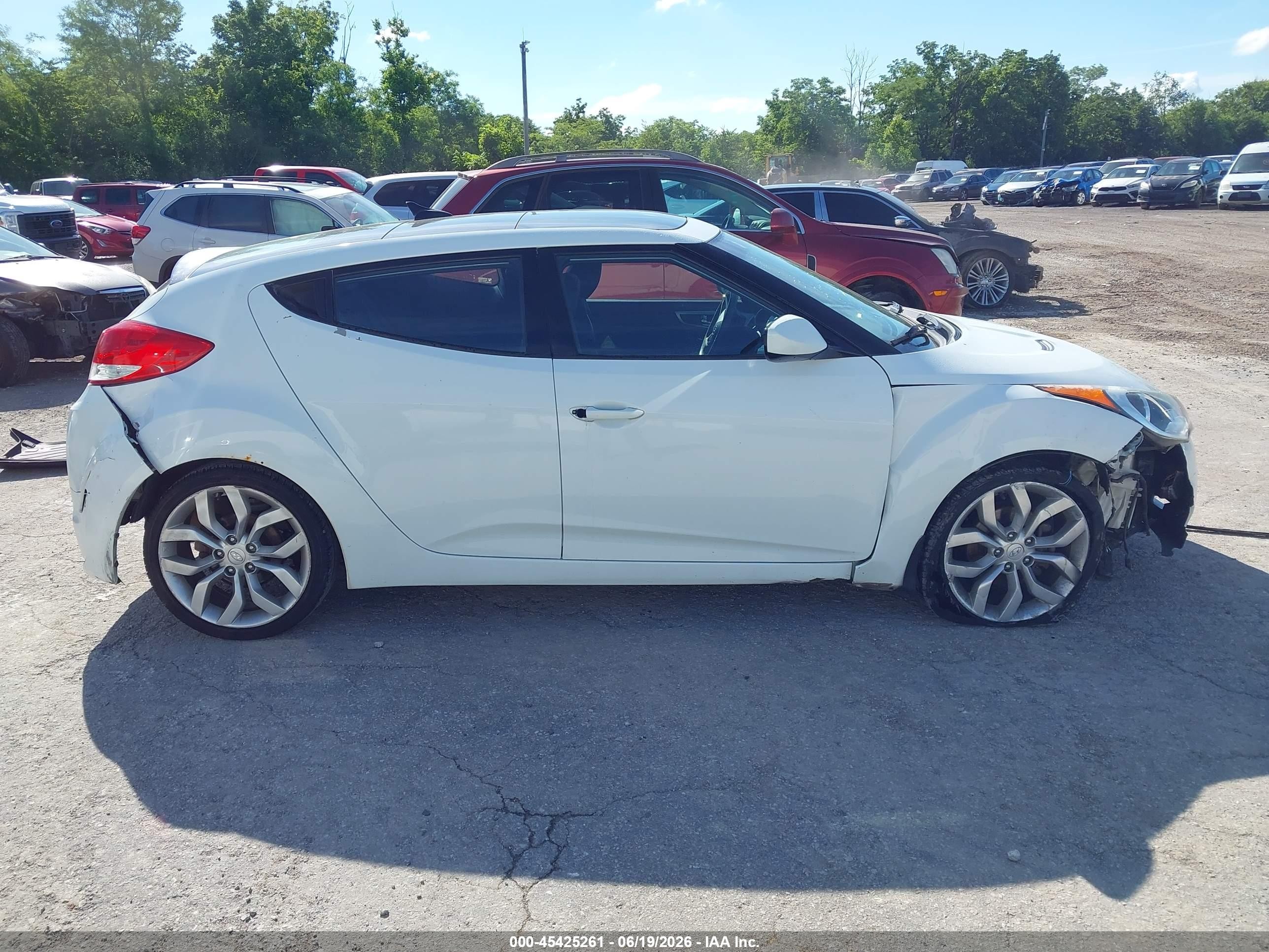 2013 Hyundai Veloster Base W/black White vin: KMHTC6AD4DU132312