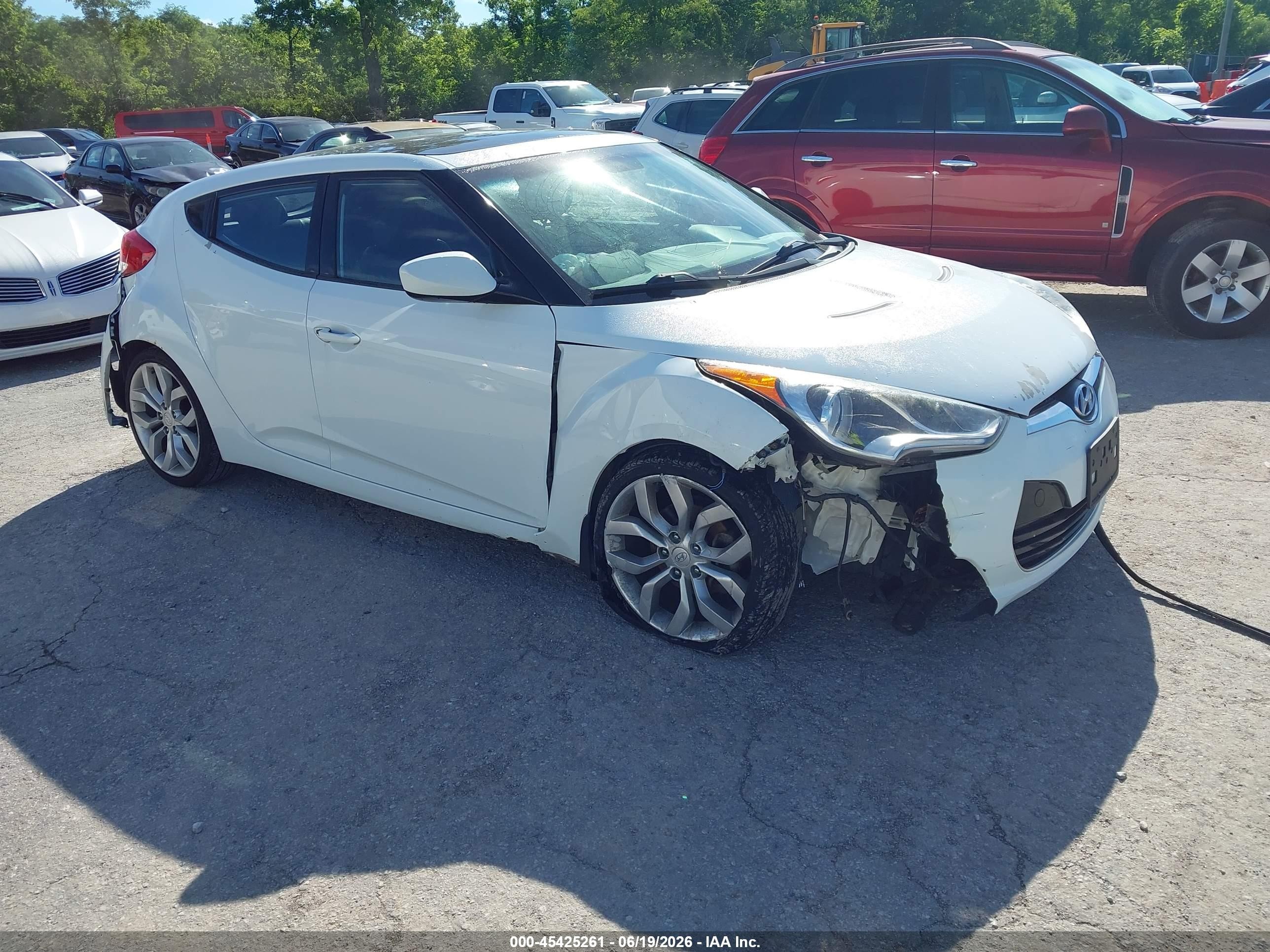 2013 Hyundai Veloster Base W/black White vin: KMHTC6AD4DU132312
