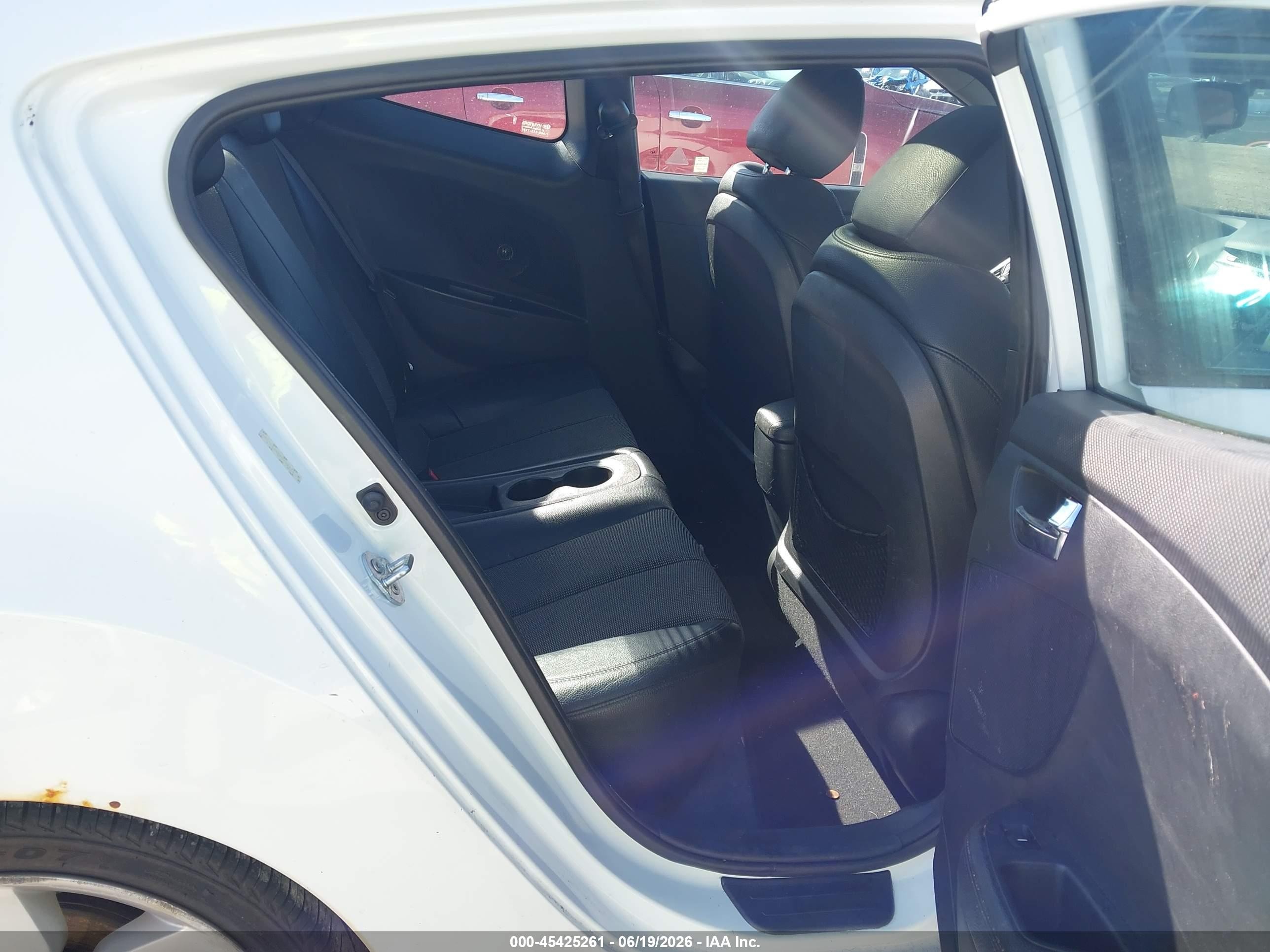 2013 Hyundai Veloster Base W/black White vin: KMHTC6AD4DU132312