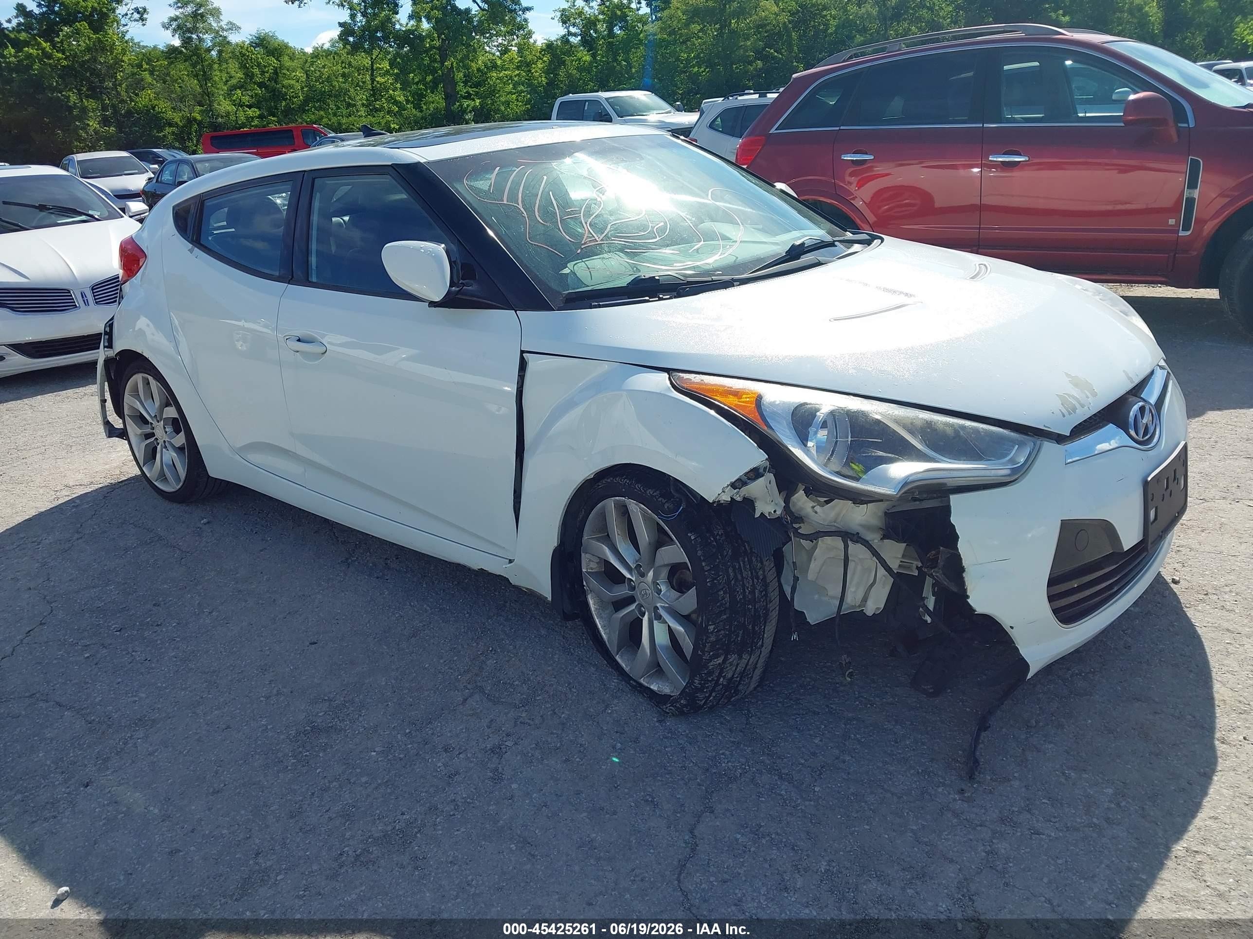 2013 Hyundai Veloster Base W/black White vin: KMHTC6AD4DU132312