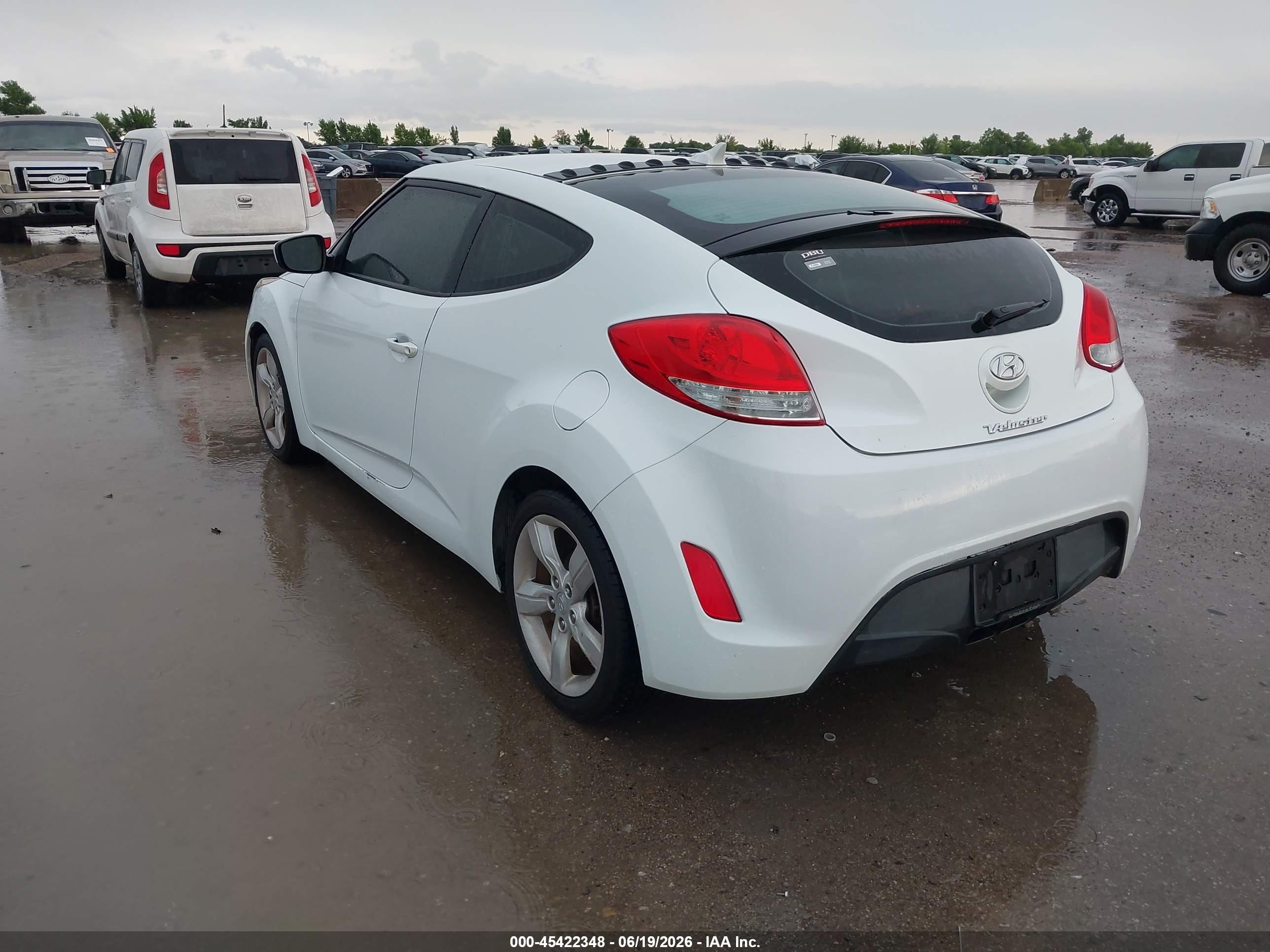 2013 Hyundai Veloster Base W/gray White vin: KMHTC6AD4DU144976