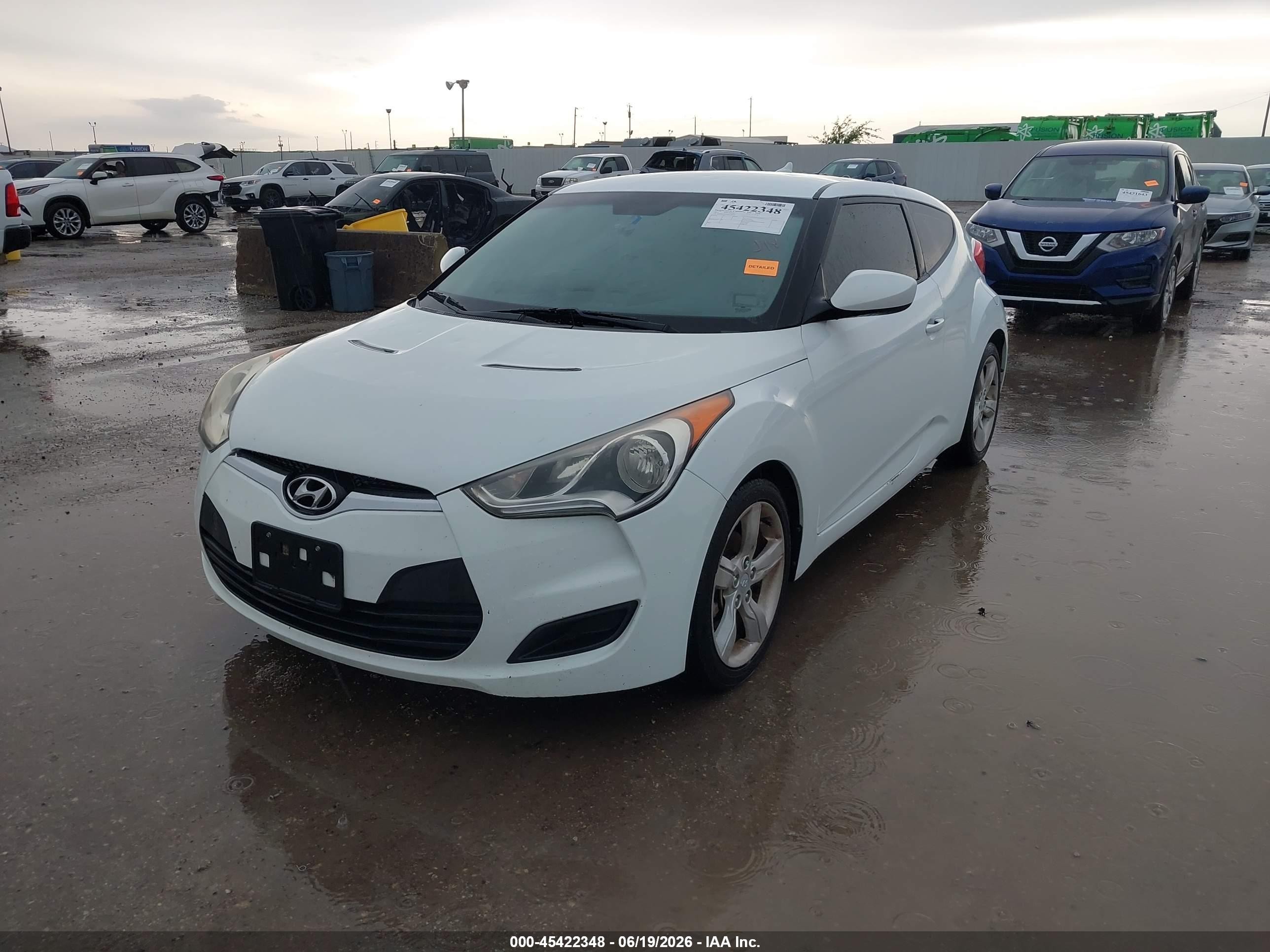 2013 Hyundai Veloster Base W/gray White vin: KMHTC6AD4DU144976