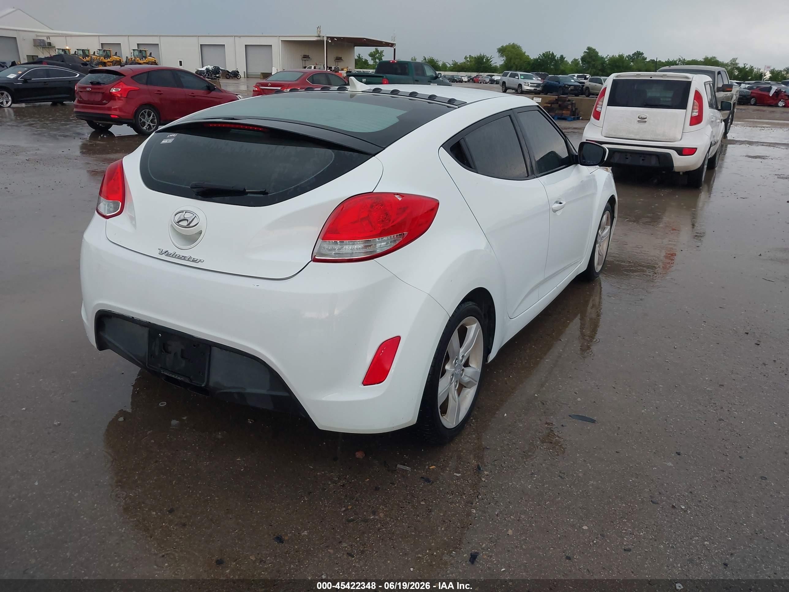2013 Hyundai Veloster Base W/gray White vin: KMHTC6AD4DU144976