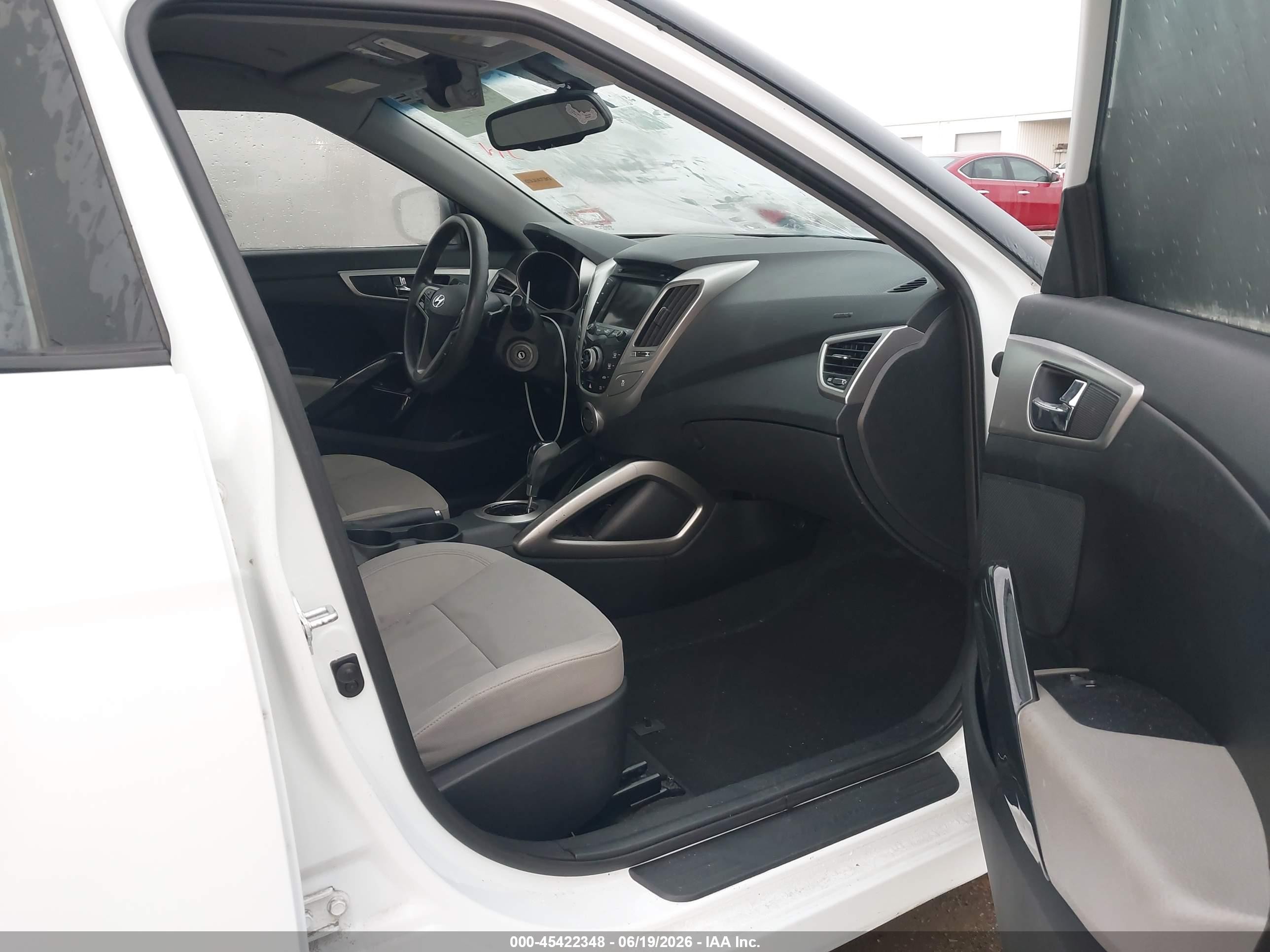 2013 Hyundai Veloster Base W/gray White vin: KMHTC6AD4DU144976