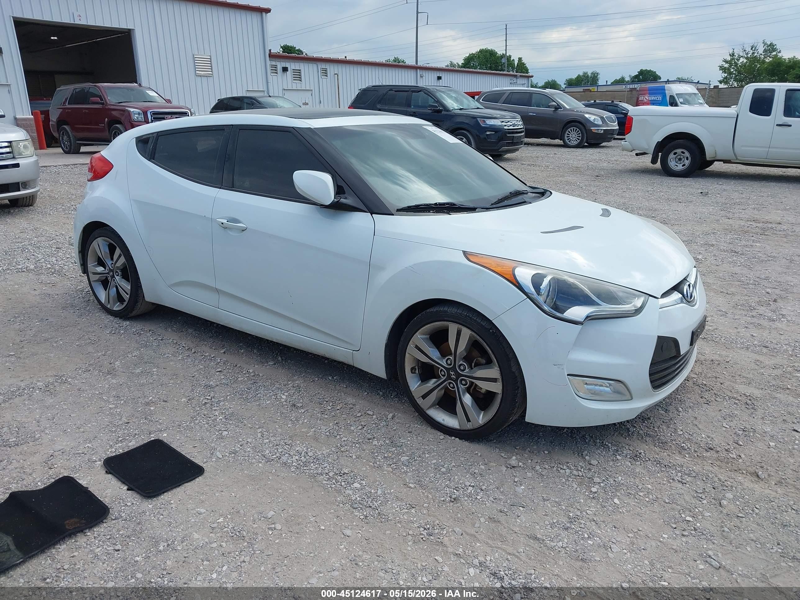 2013 Hyundai Veloster Base W/black White vin: KMHTC6AD4DU146503