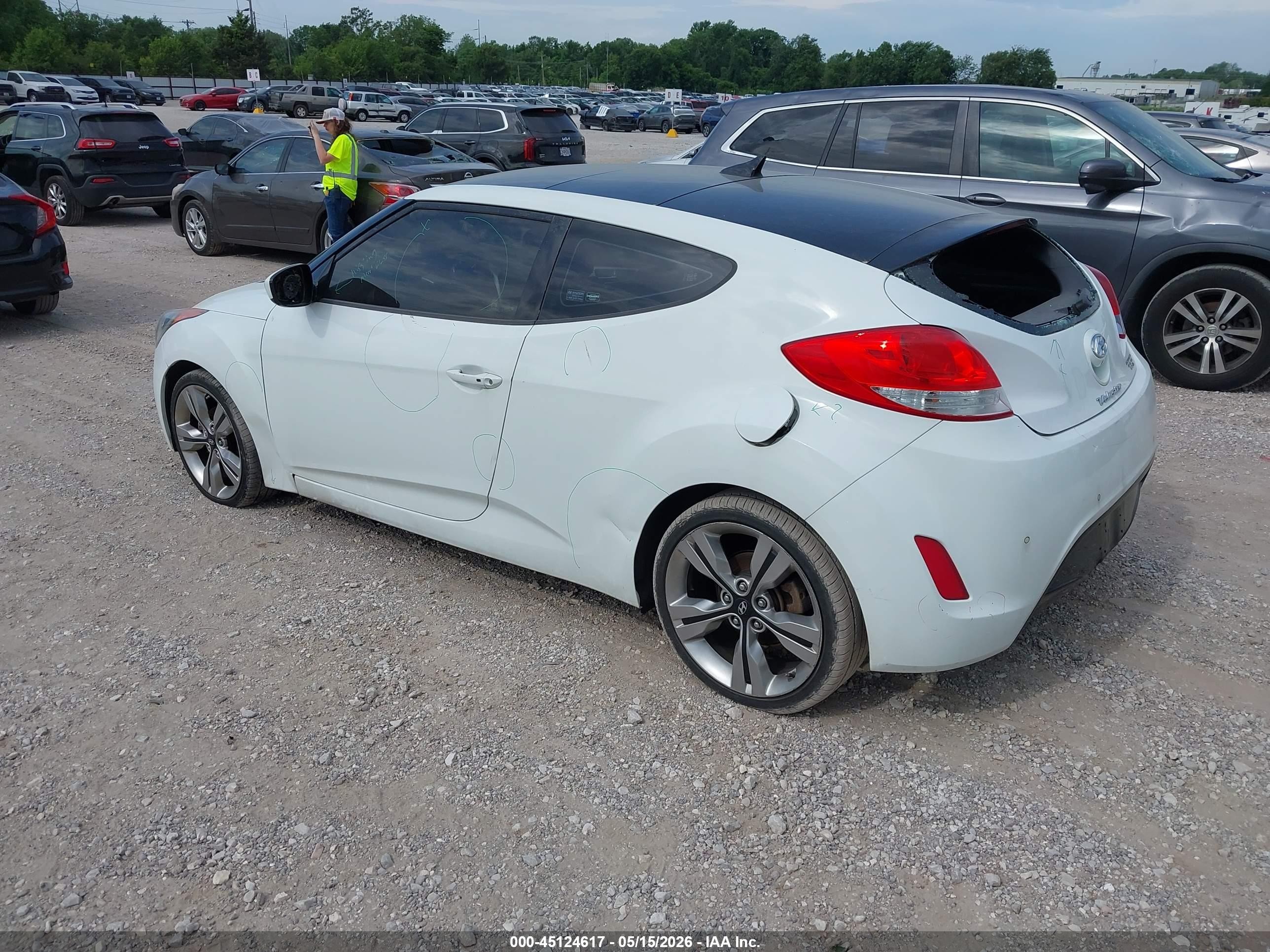 2013 Hyundai Veloster Base W/black White vin: KMHTC6AD4DU146503