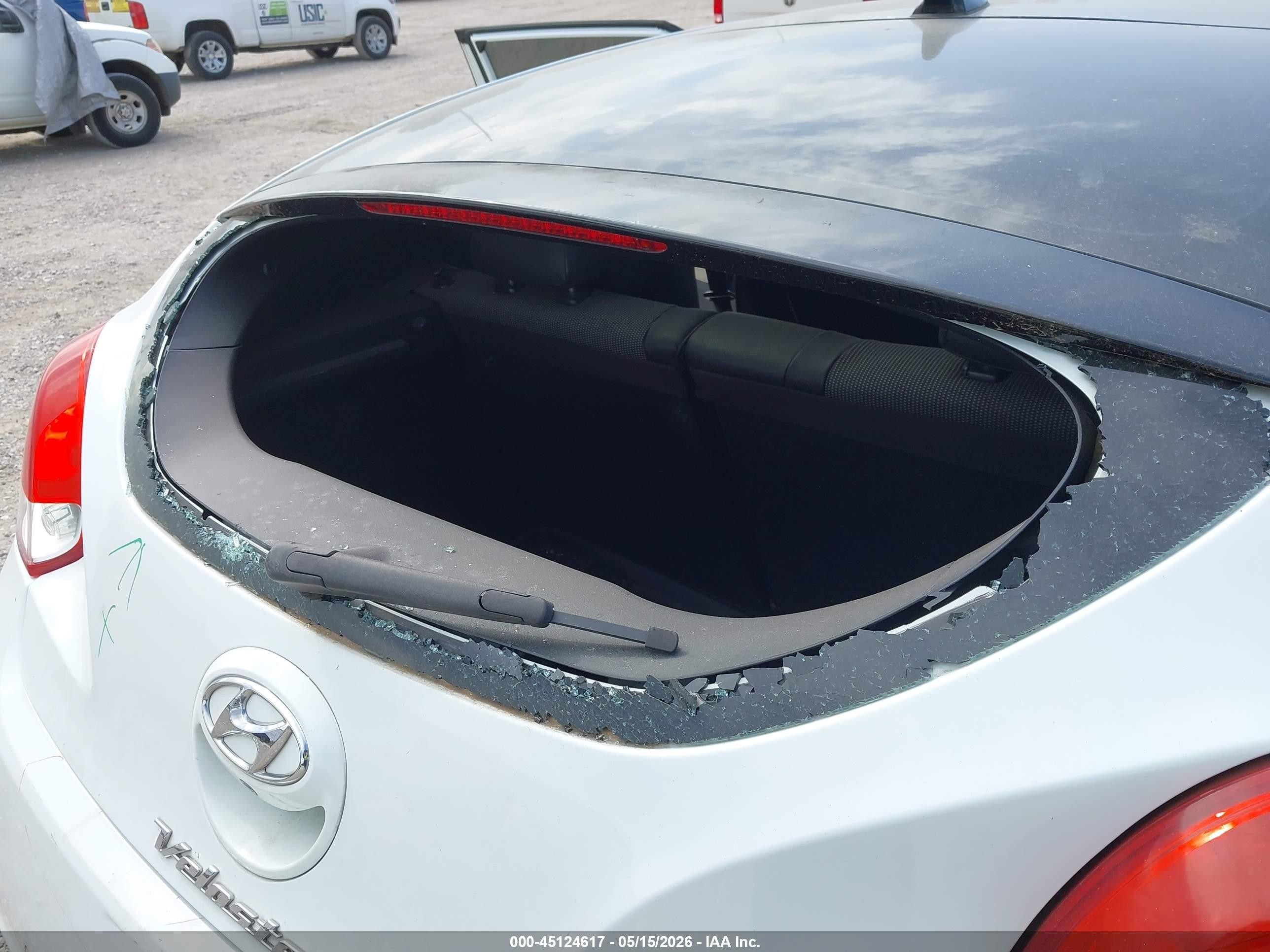 2013 Hyundai Veloster Base W/black White vin: KMHTC6AD4DU146503