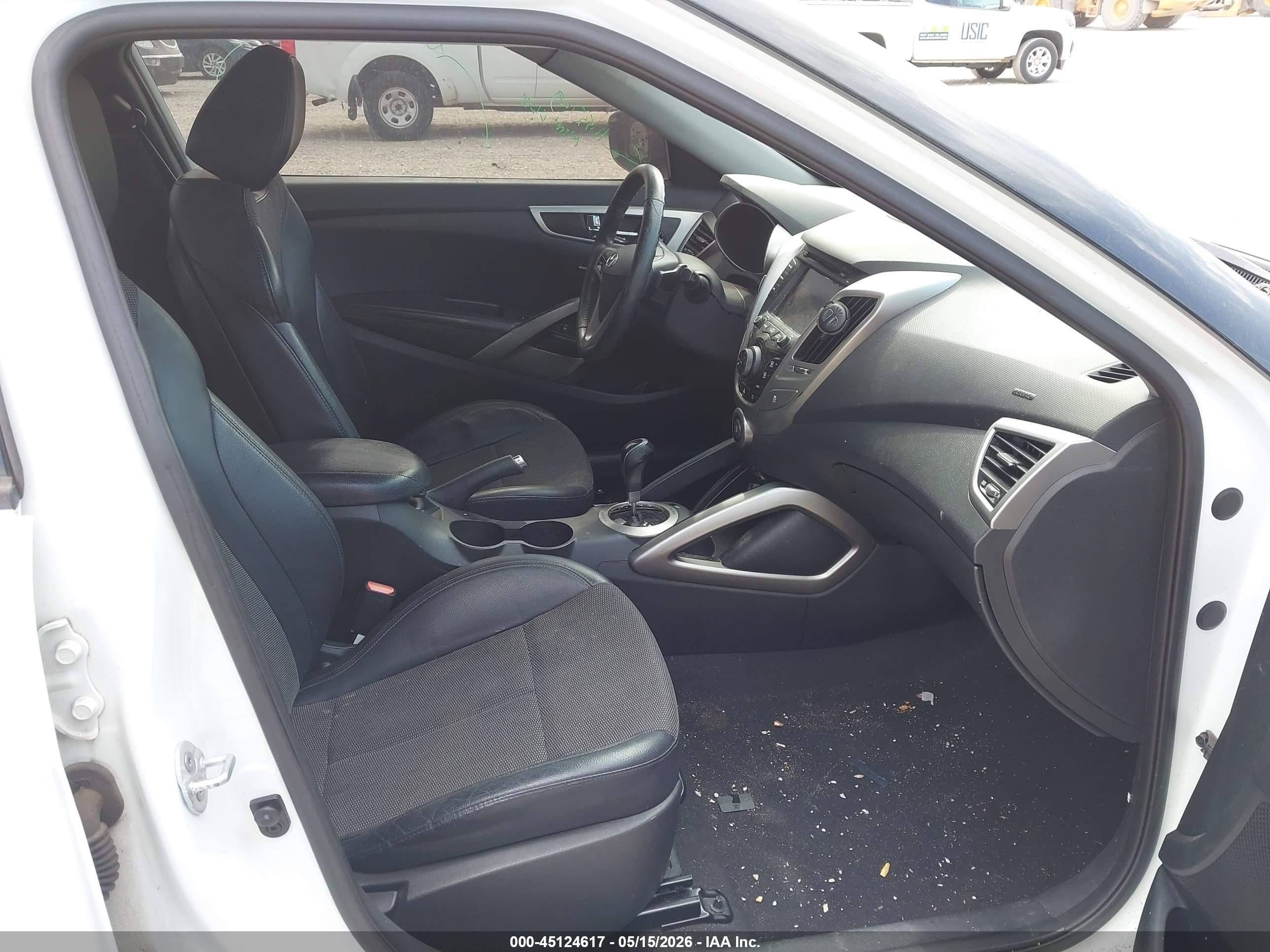 2013 Hyundai Veloster Base W/black White vin: KMHTC6AD4DU146503