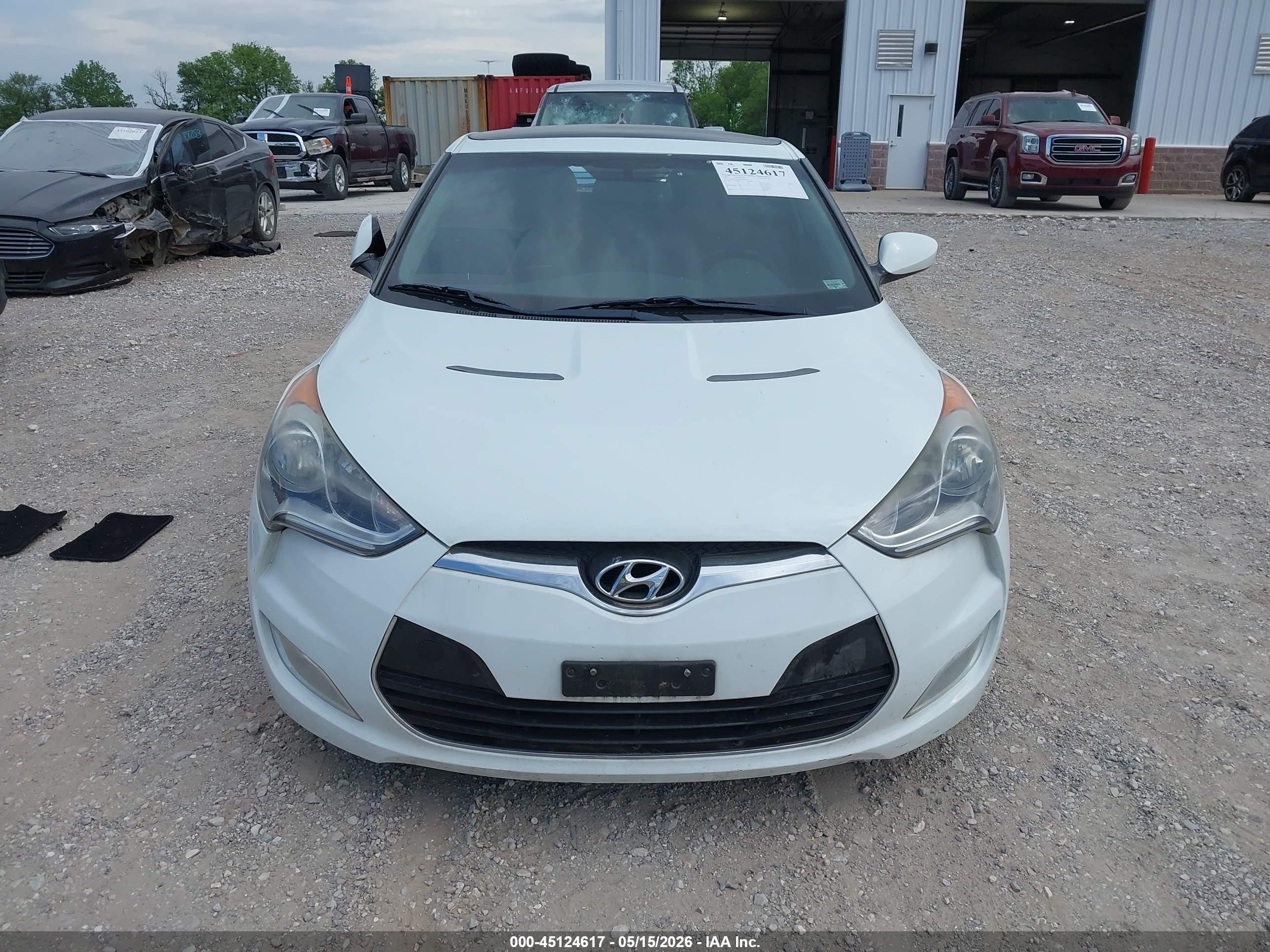 2013 Hyundai Veloster Base W/black White vin: KMHTC6AD4DU146503