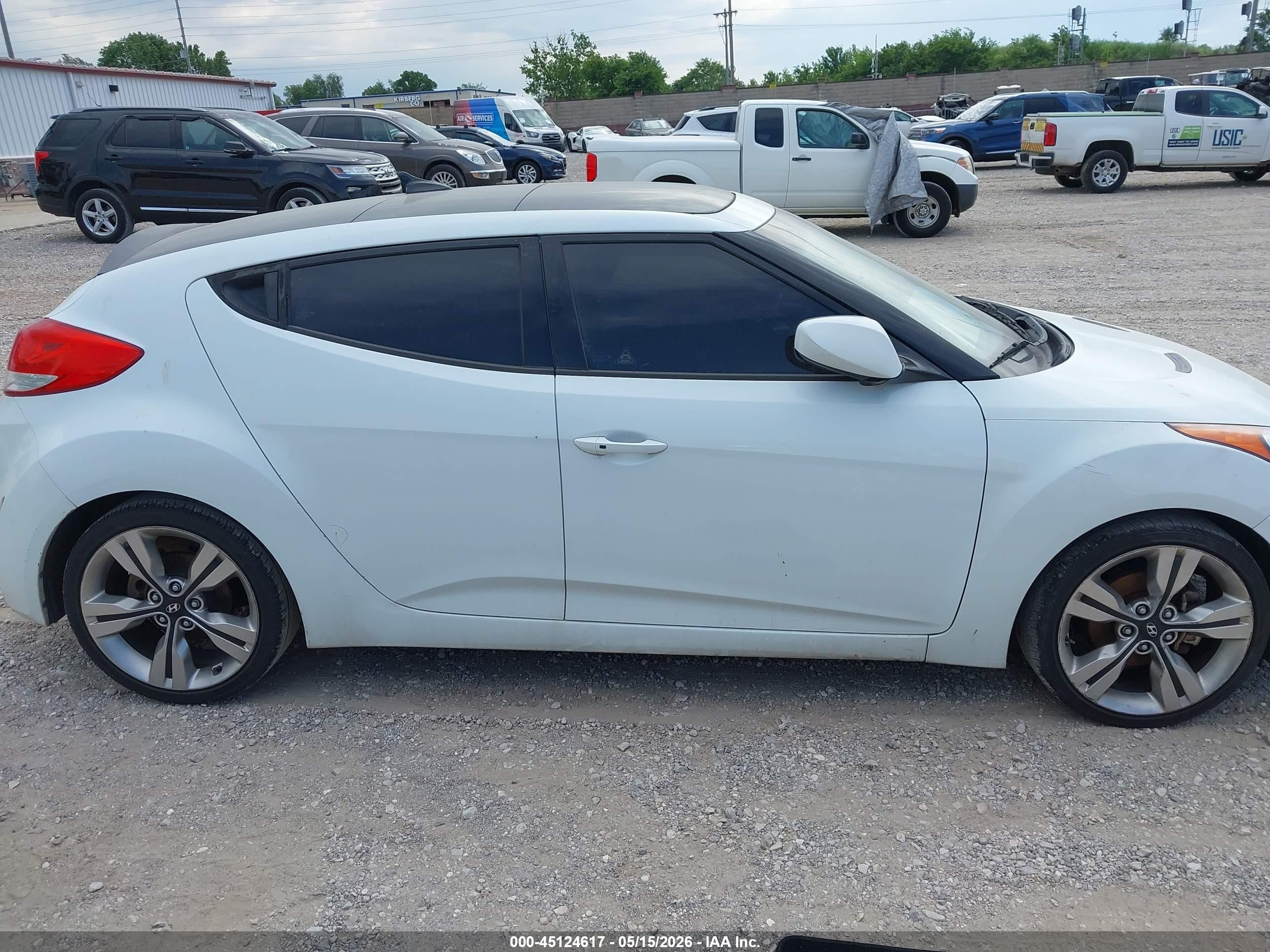 2013 Hyundai Veloster Base W/black White vin: KMHTC6AD4DU146503