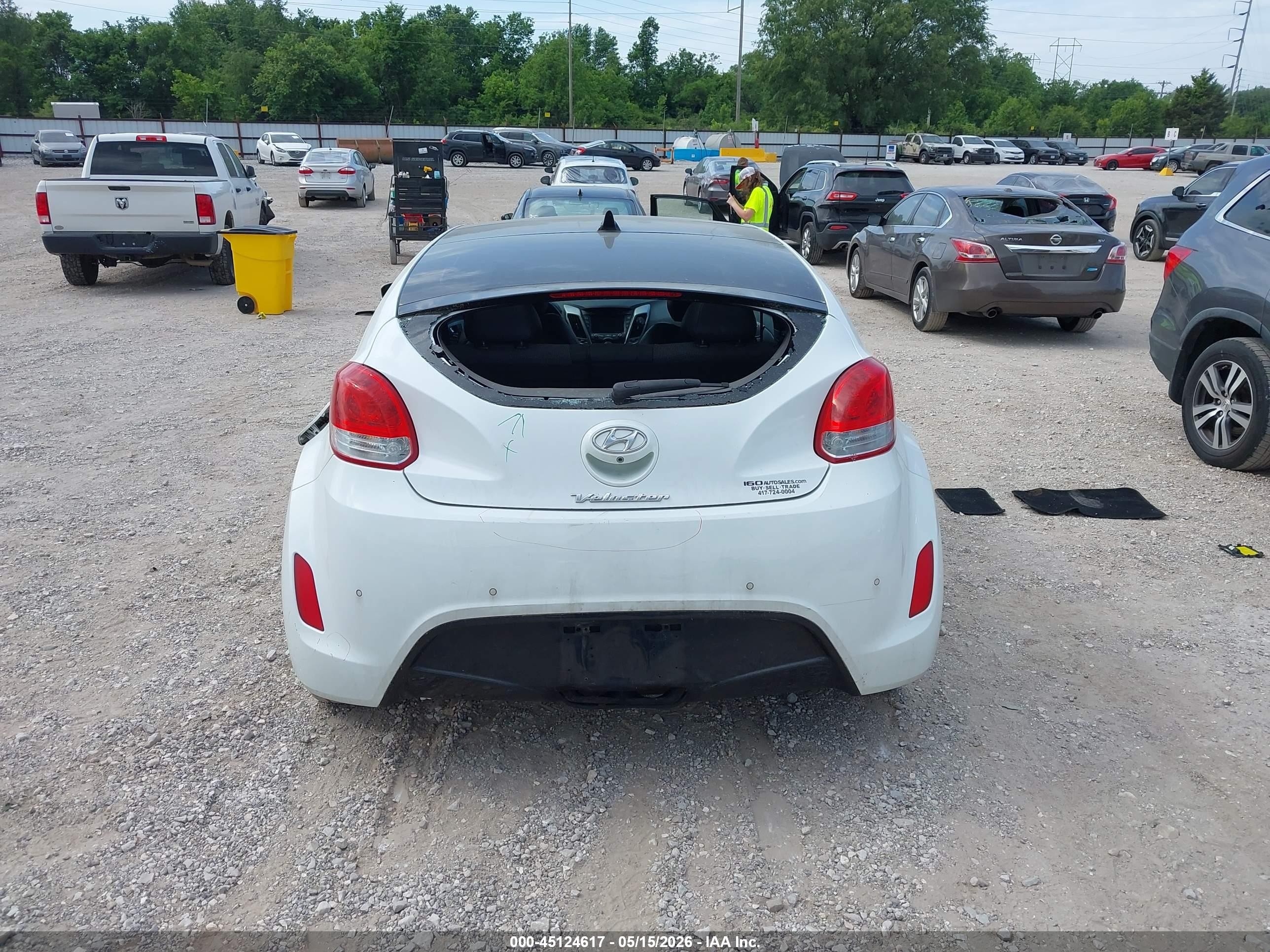 2013 Hyundai Veloster Base W/black White vin: KMHTC6AD4DU146503