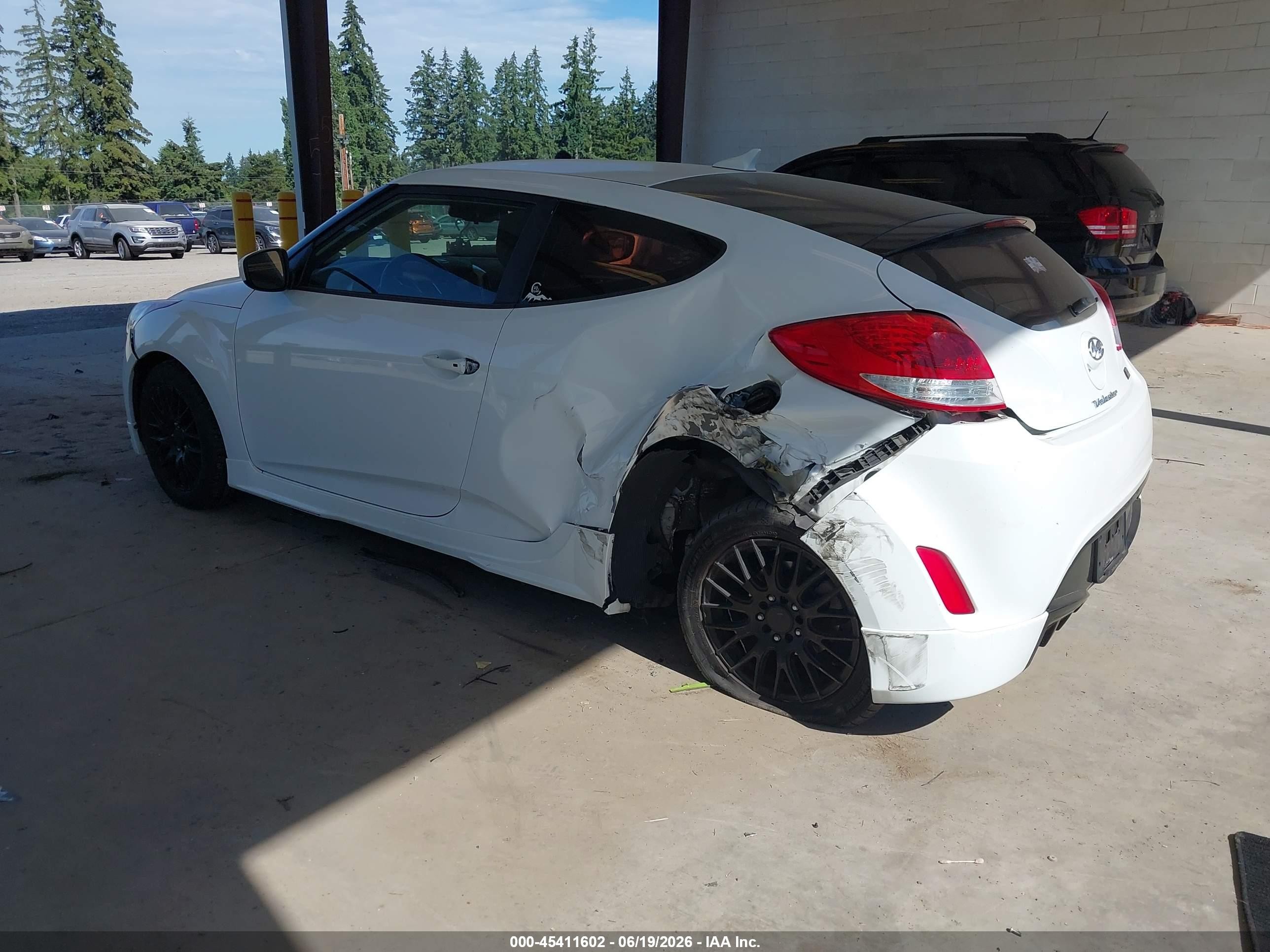2013 Hyundai Veloster Mix White vin: KMHTC6AD4DU153547