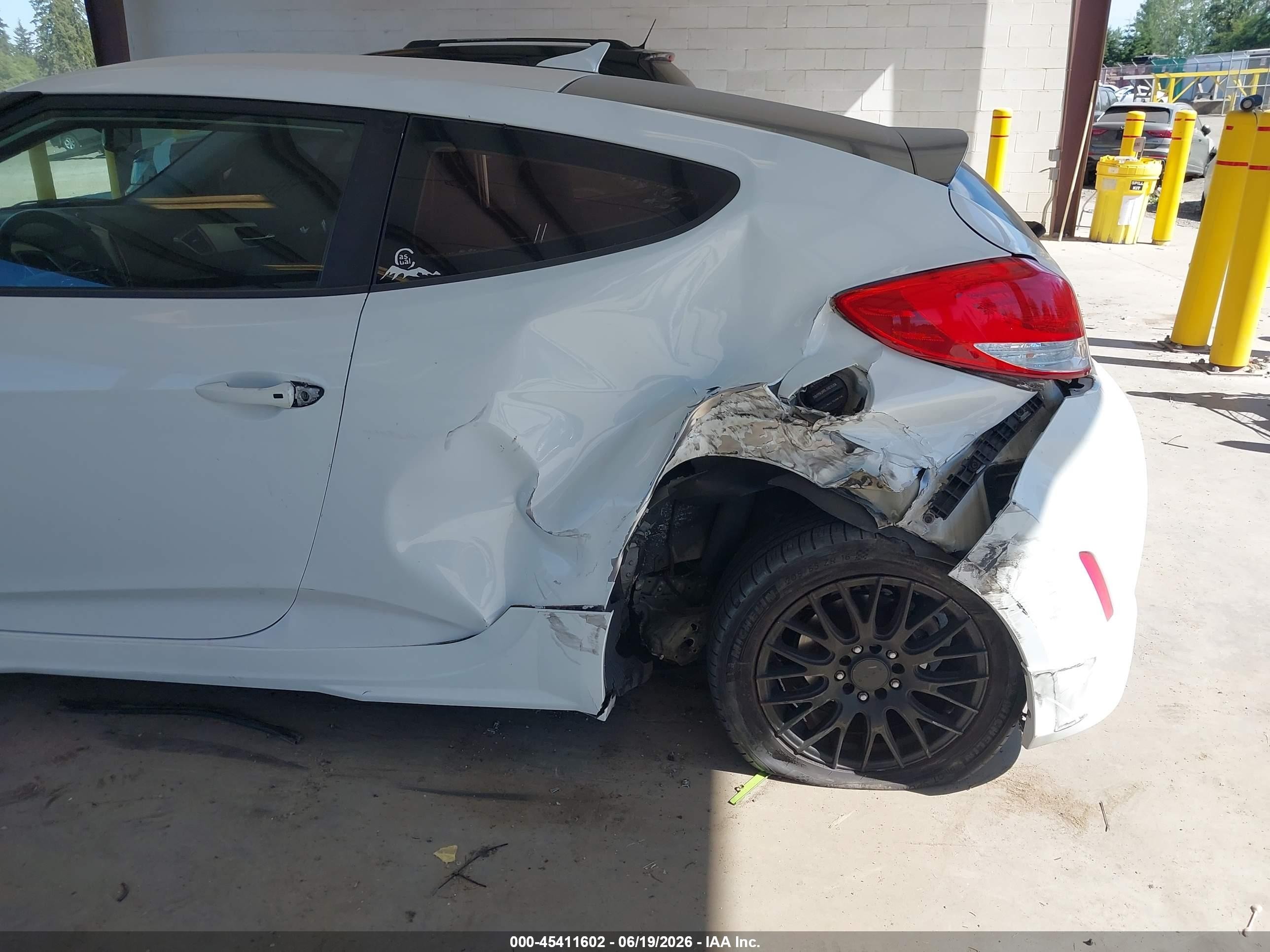 2013 Hyundai Veloster Mix White vin: KMHTC6AD4DU153547