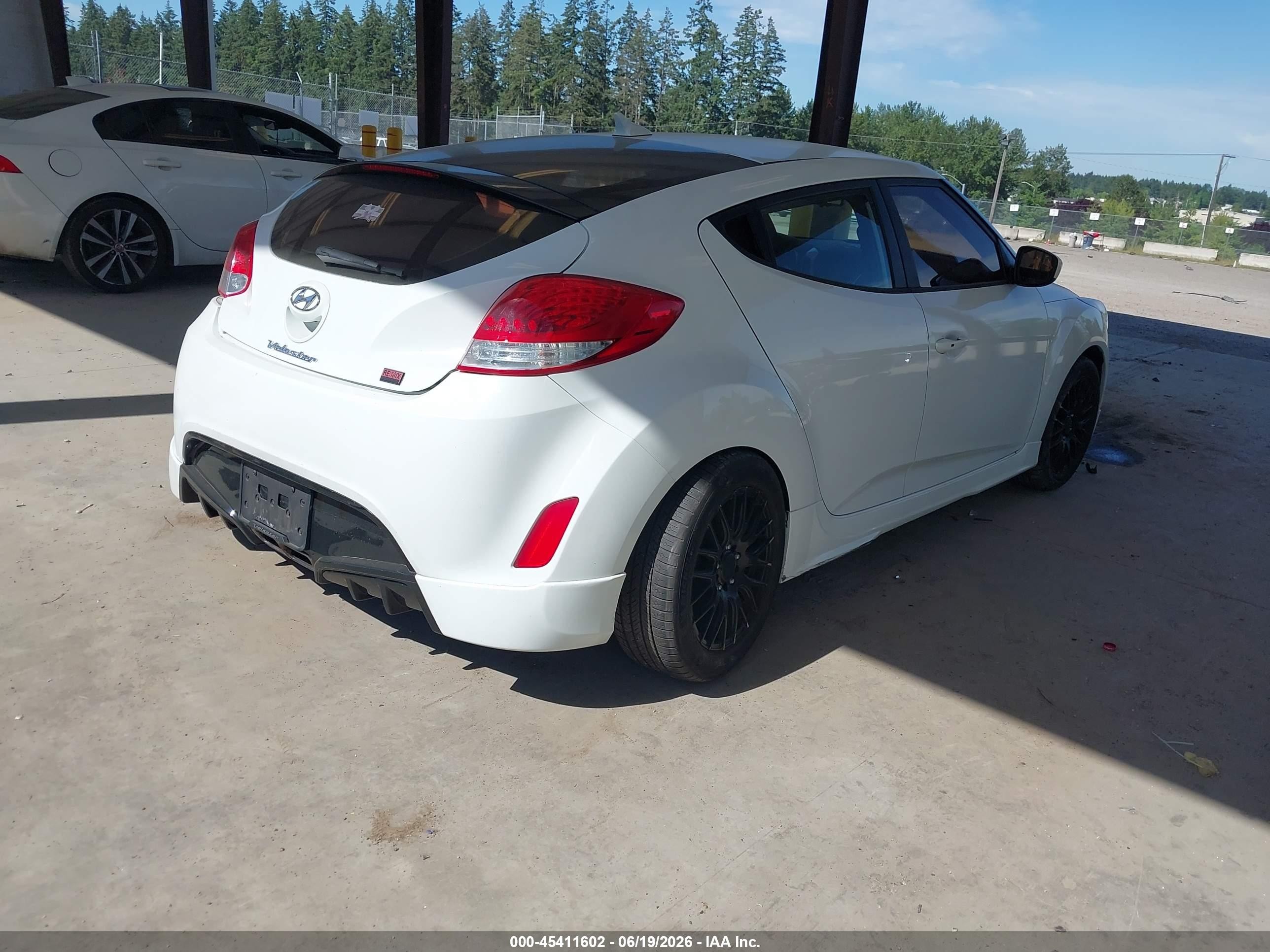 2013 Hyundai Veloster Mix White vin: KMHTC6AD4DU153547