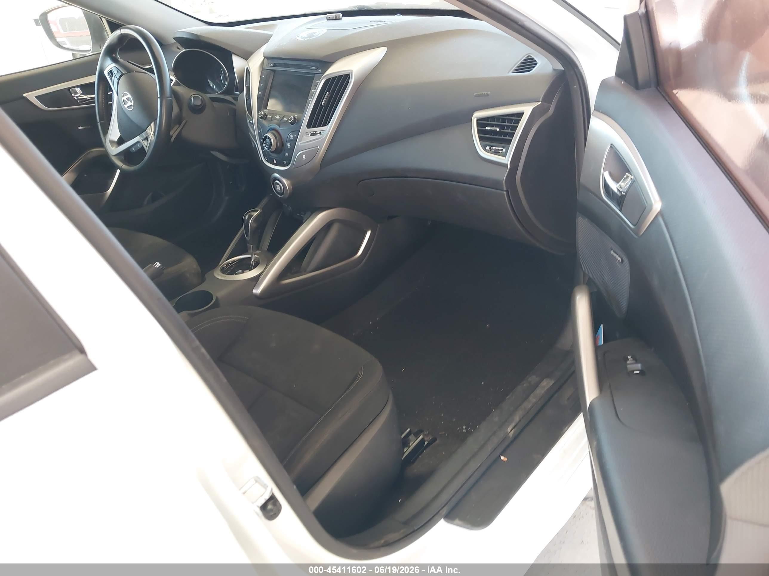 2013 Hyundai Veloster Mix White vin: KMHTC6AD4DU153547