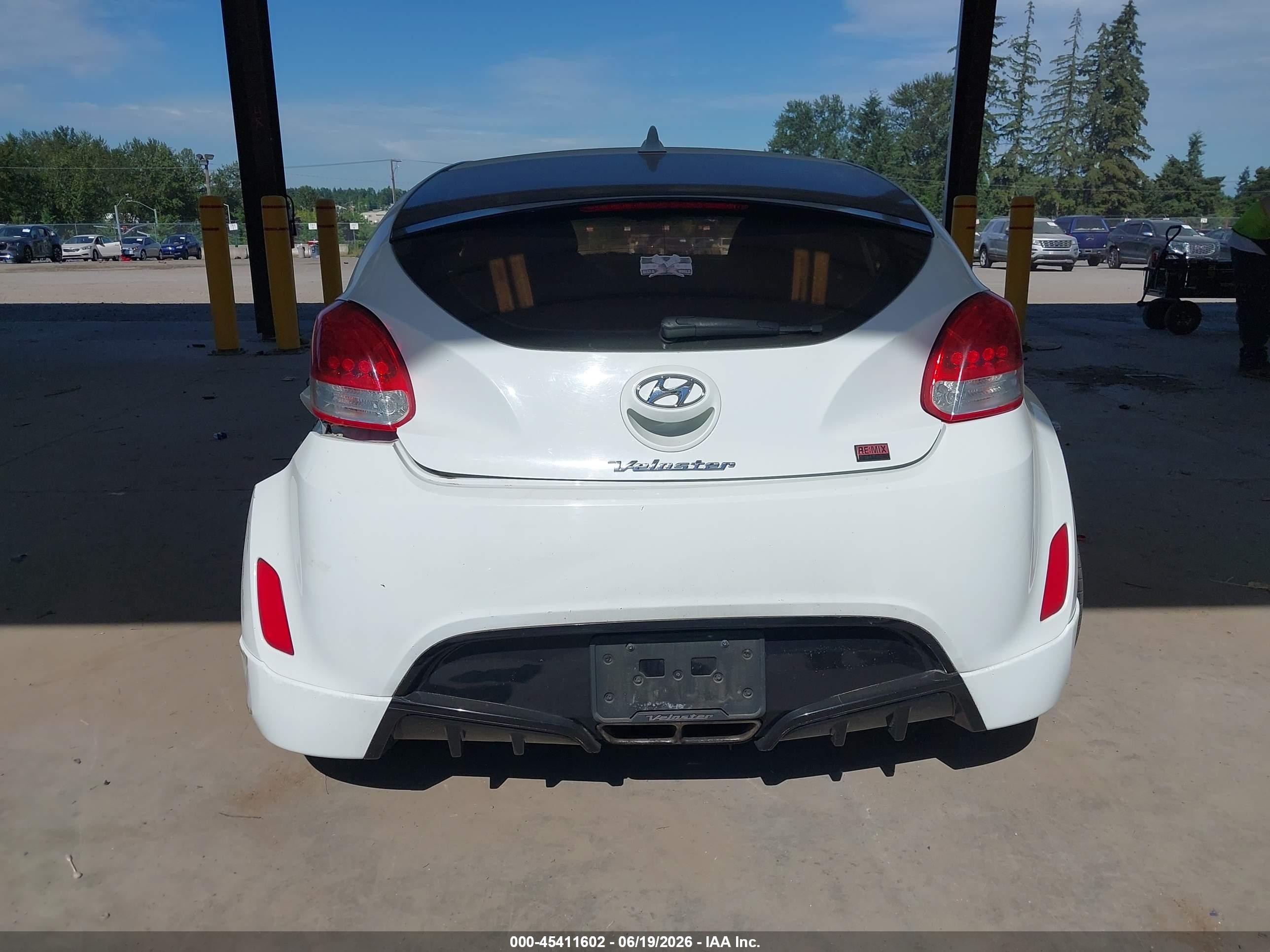 2013 Hyundai Veloster Mix White vin: KMHTC6AD4DU153547