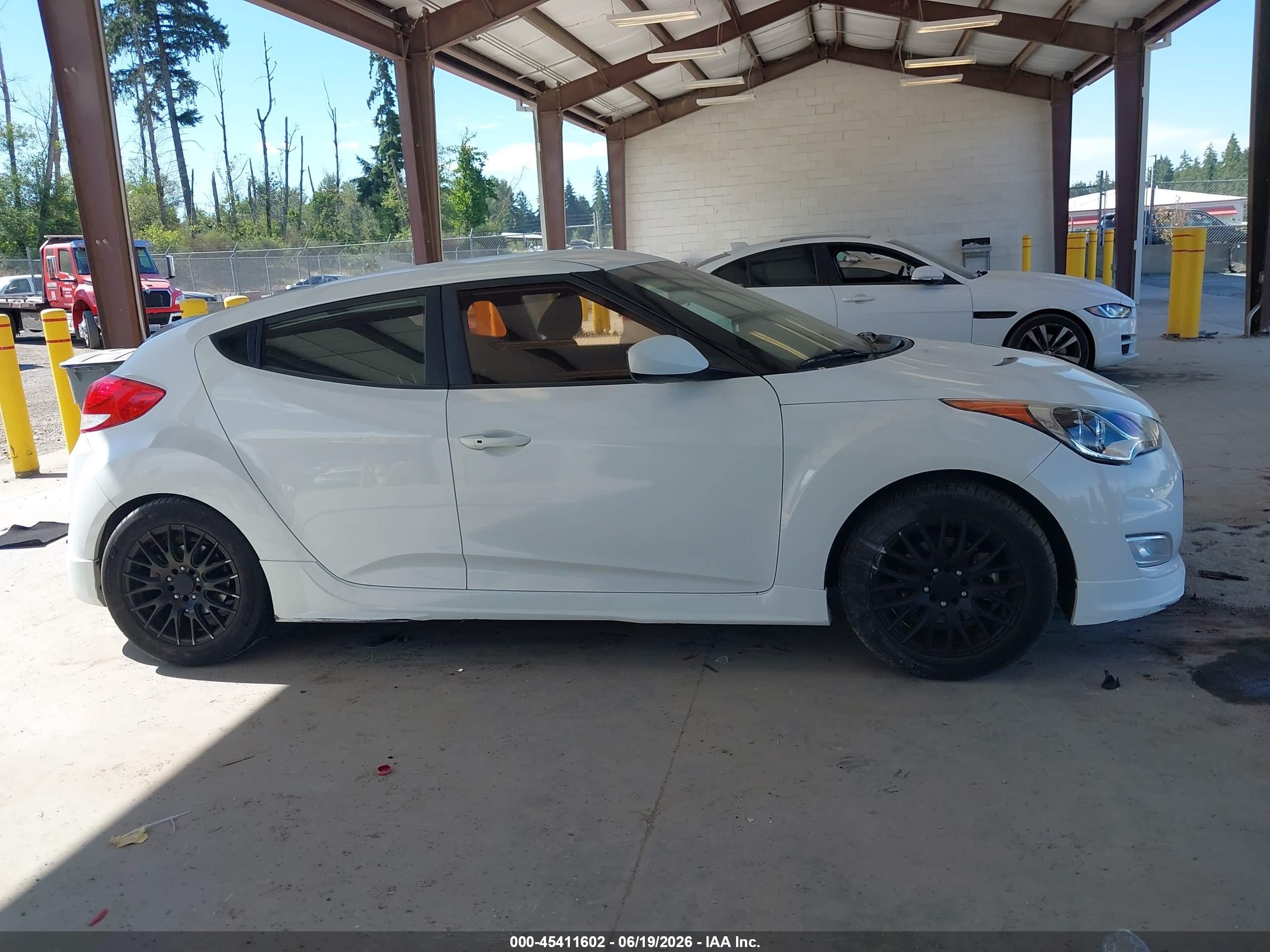 2013 Hyundai Veloster Mix White vin: KMHTC6AD4DU153547