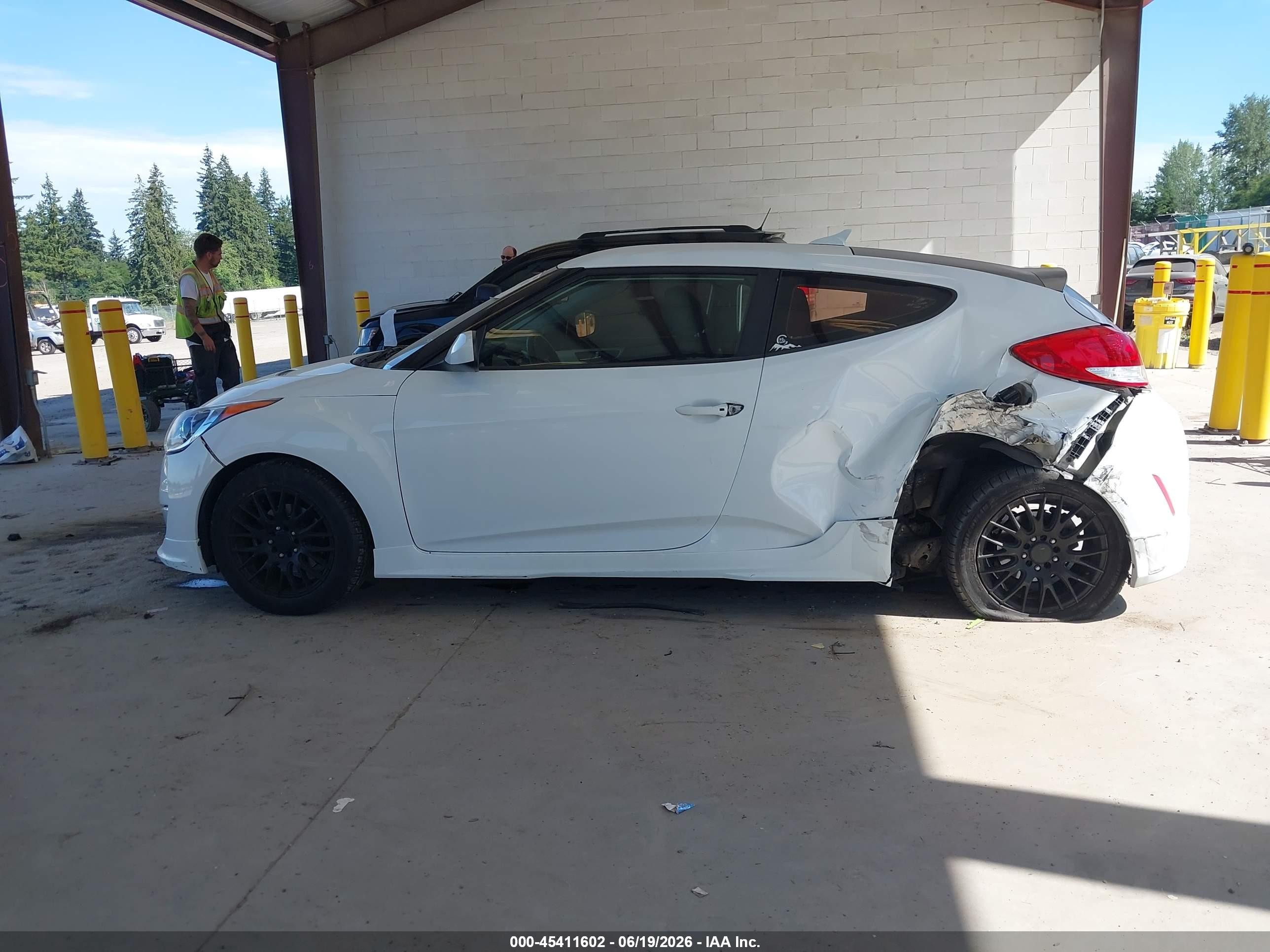 2013 Hyundai Veloster Mix White vin: KMHTC6AD4DU153547