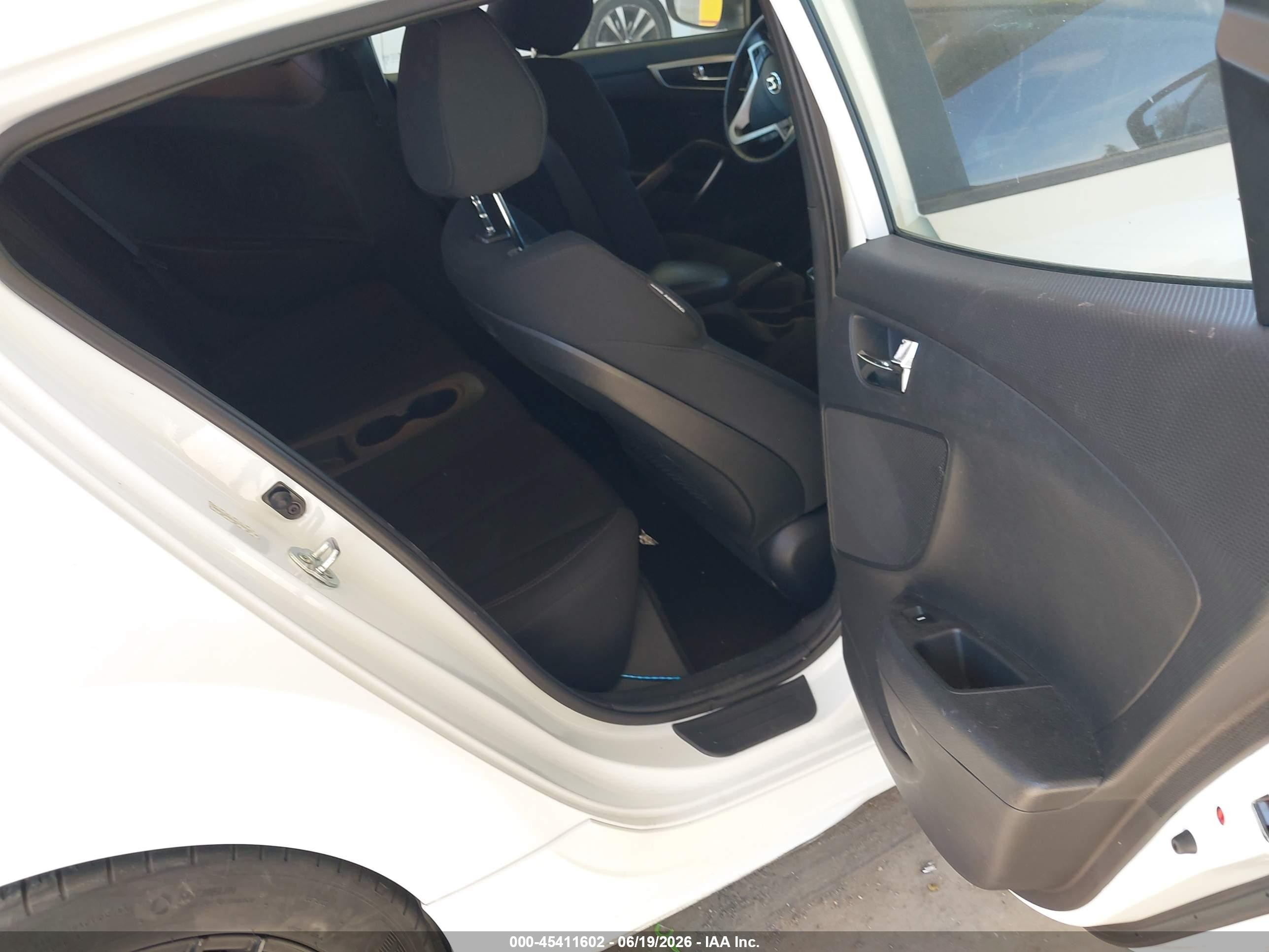 2013 Hyundai Veloster Mix White vin: KMHTC6AD4DU153547