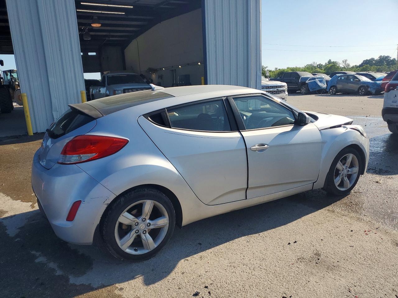 2014 Hyundai Veloster Base Silver vin: KMHTC6AD4EU209469