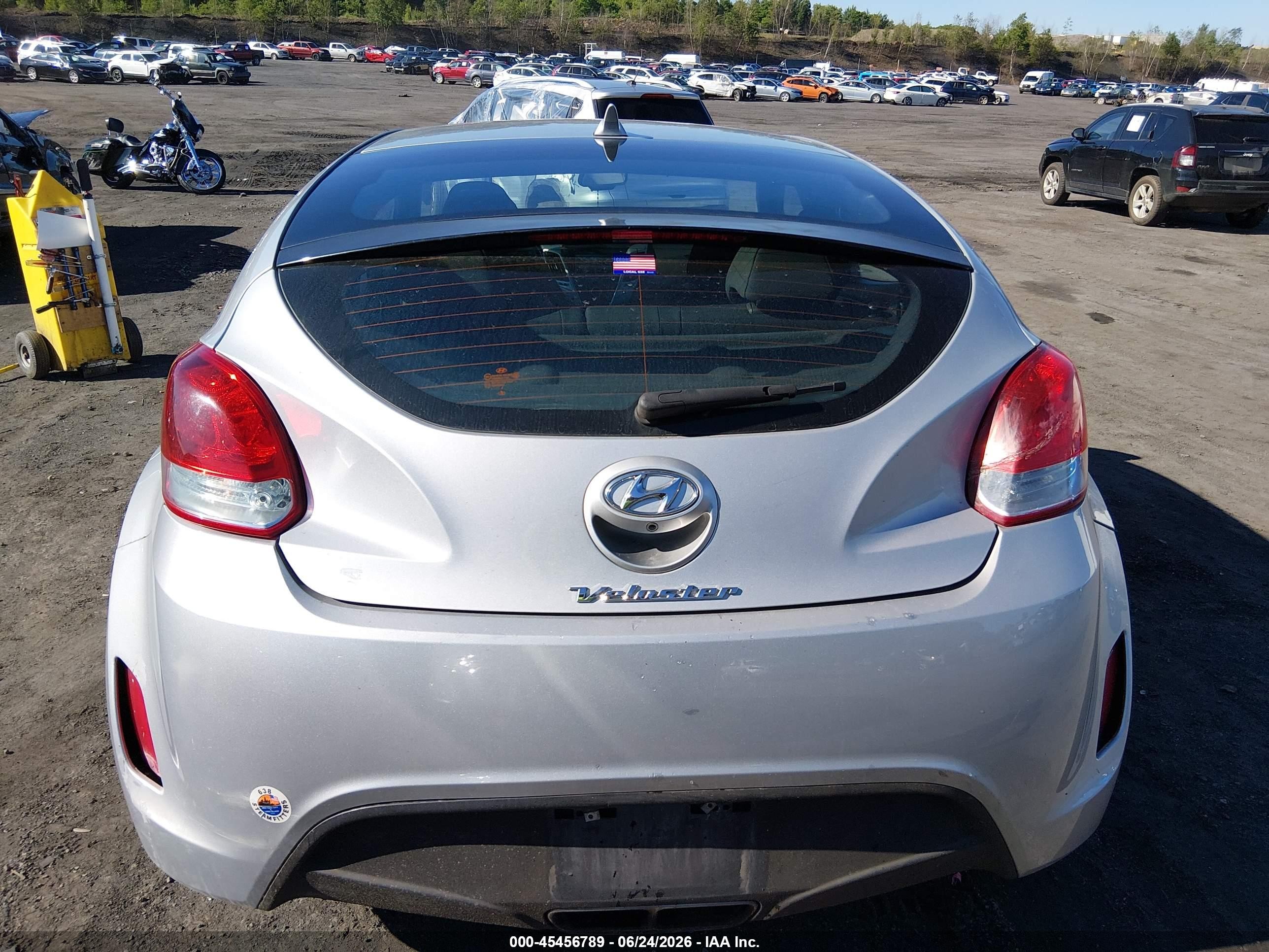 2014 Hyundai Veloster Base W/black Silver vin: KMHTC6AD4EU211755