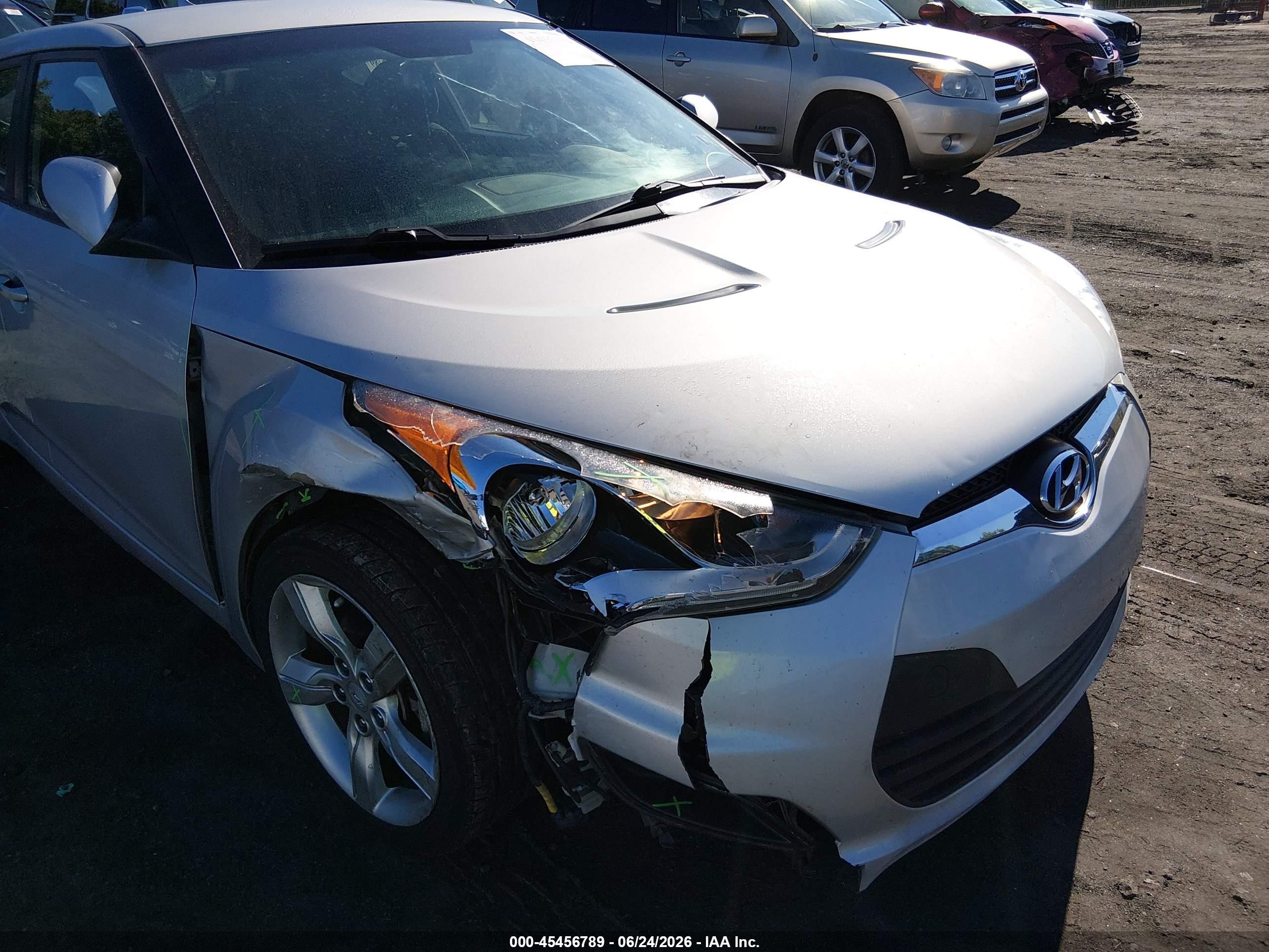 2014 Hyundai Veloster Base W/black Silver vin: KMHTC6AD4EU211755