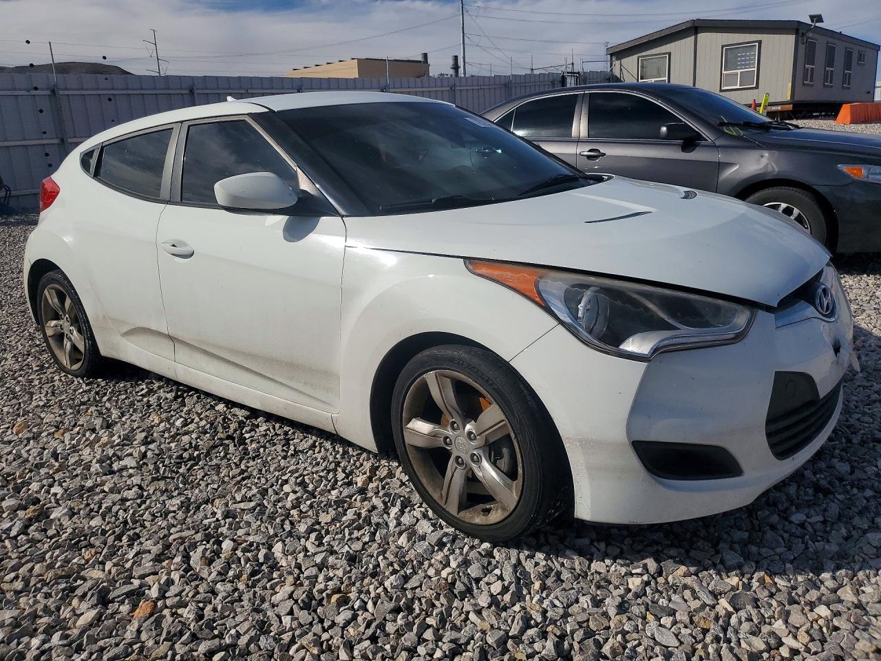 2014 Hyundai Veloster Base White vin: KMHTC6AD4EU216549
