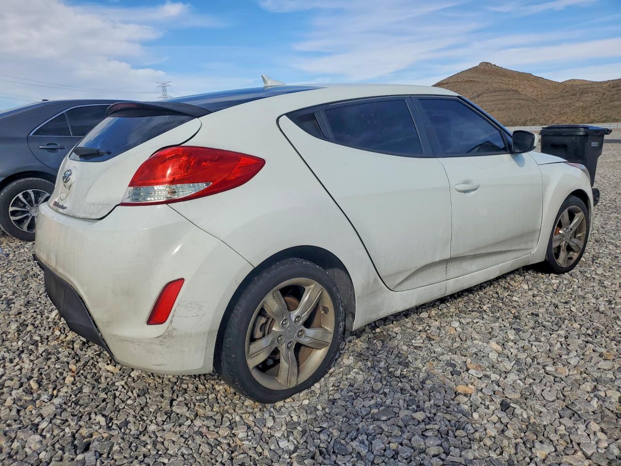 2014 Hyundai Veloster Base White vin: KMHTC6AD4EU216549