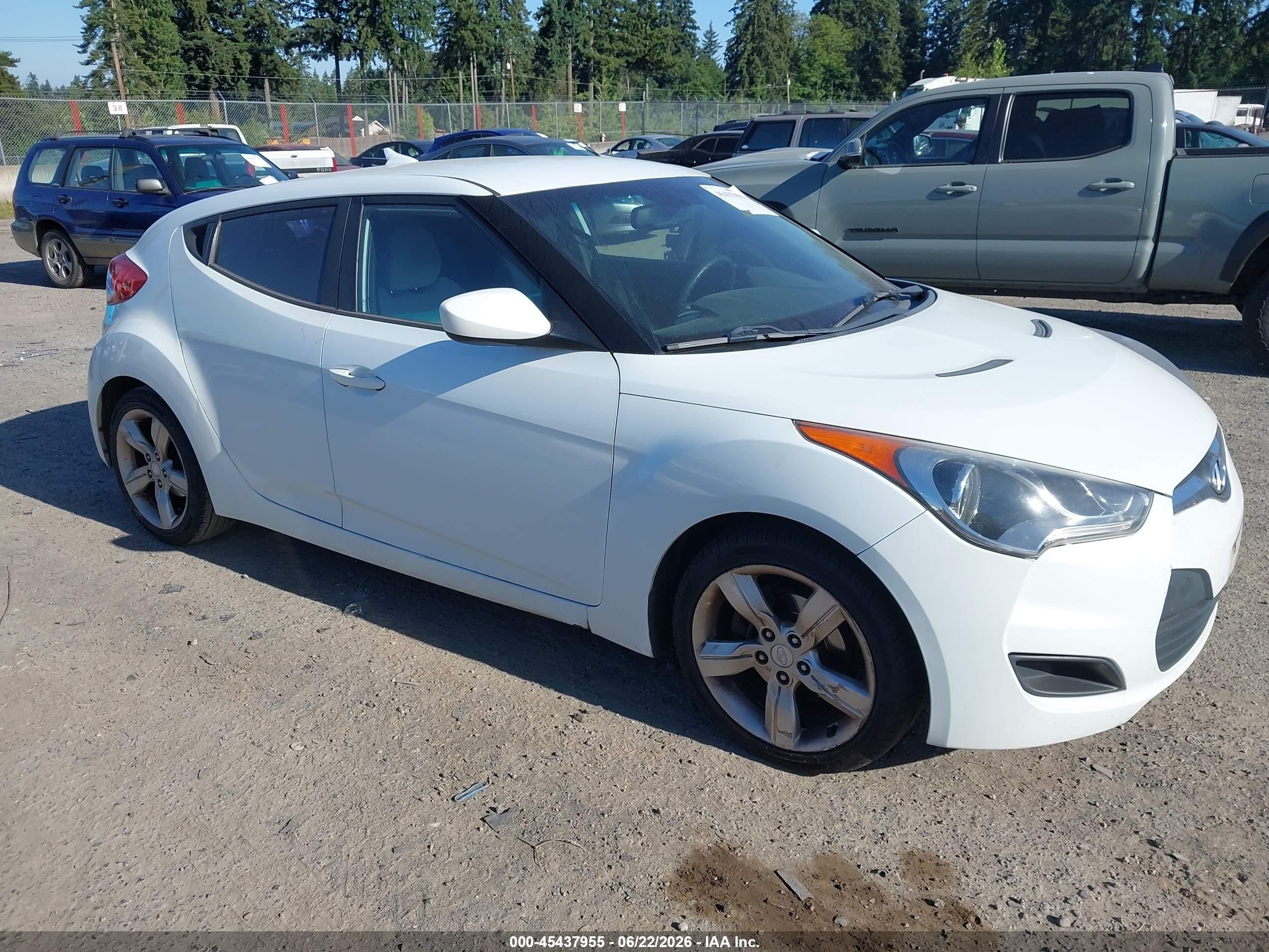 2012 Hyundai Veloster Base W/gray White vin: KMHTC6AD5CU029737