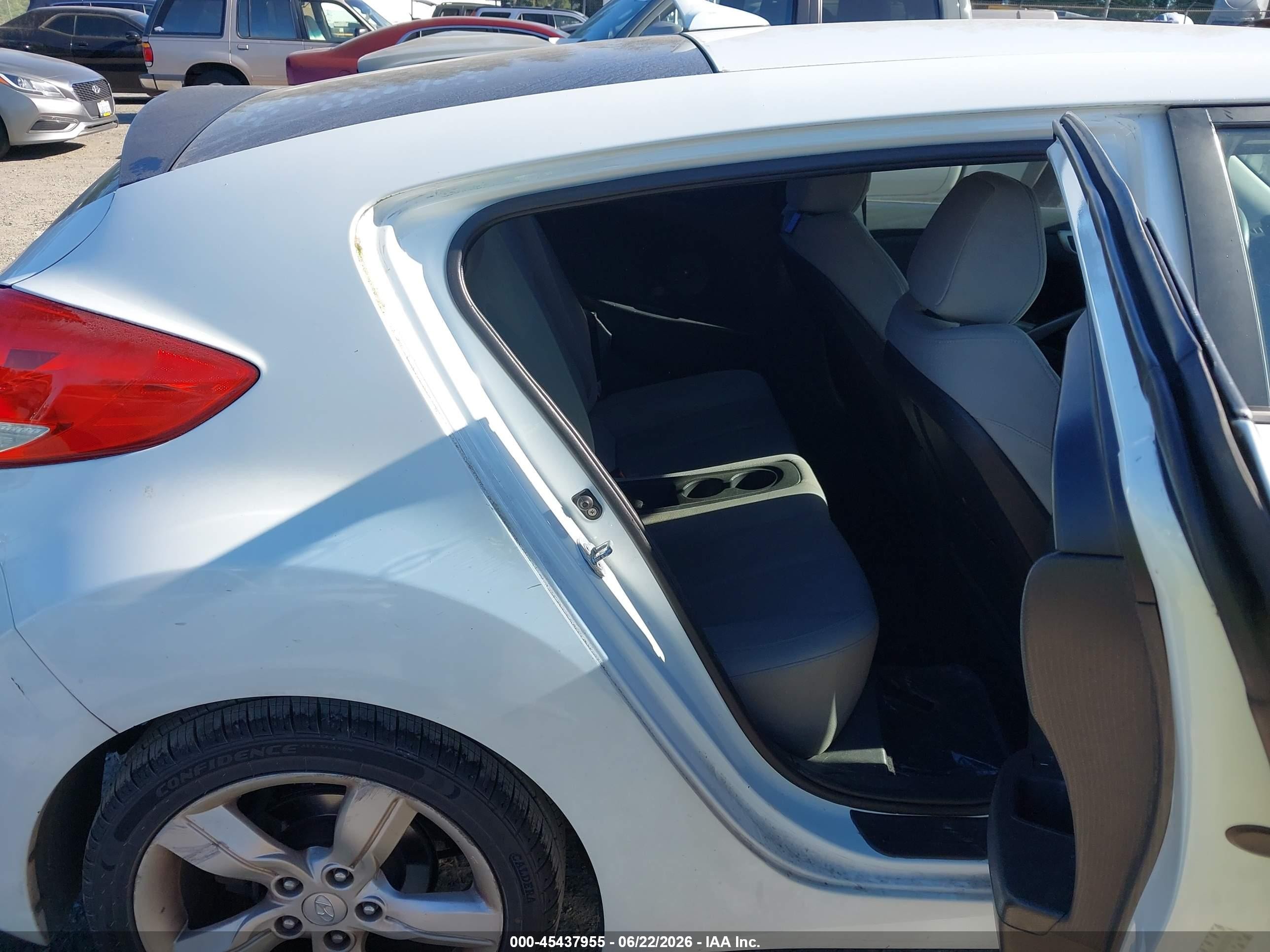 2012 Hyundai Veloster Base W/gray White vin: KMHTC6AD5CU029737