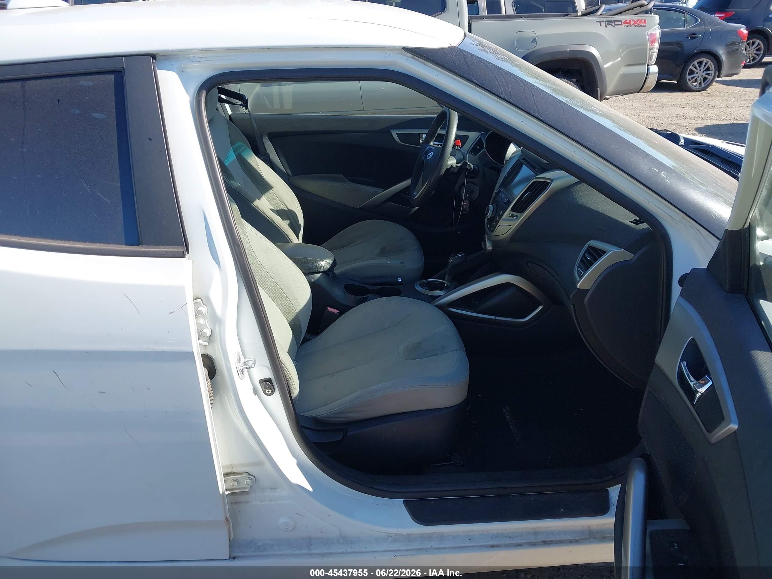 2012 Hyundai Veloster Base W/gray White vin: KMHTC6AD5CU029737