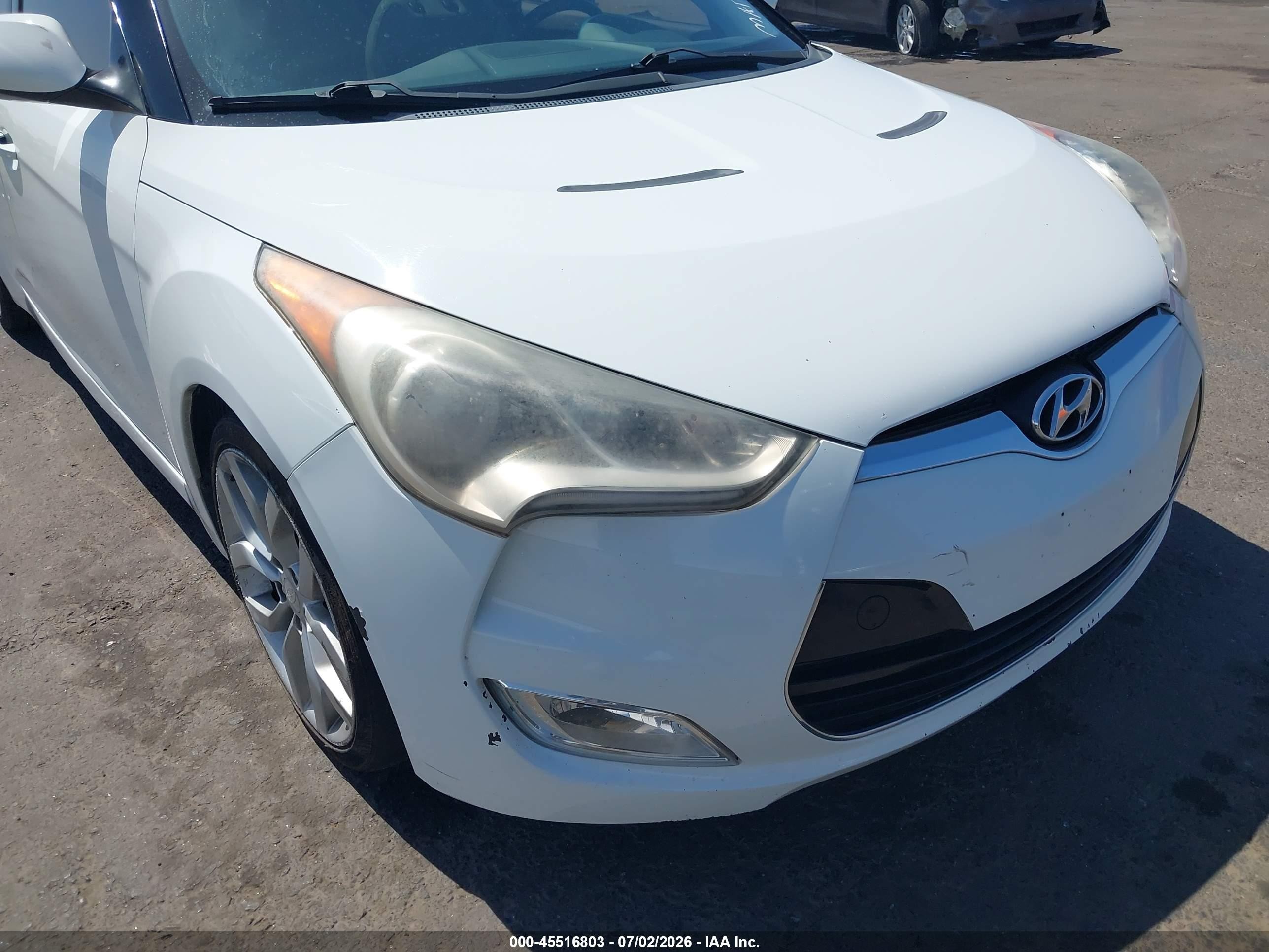 2012 Hyundai Veloster Base W/gray White vin: KMHTC6AD5CU047137