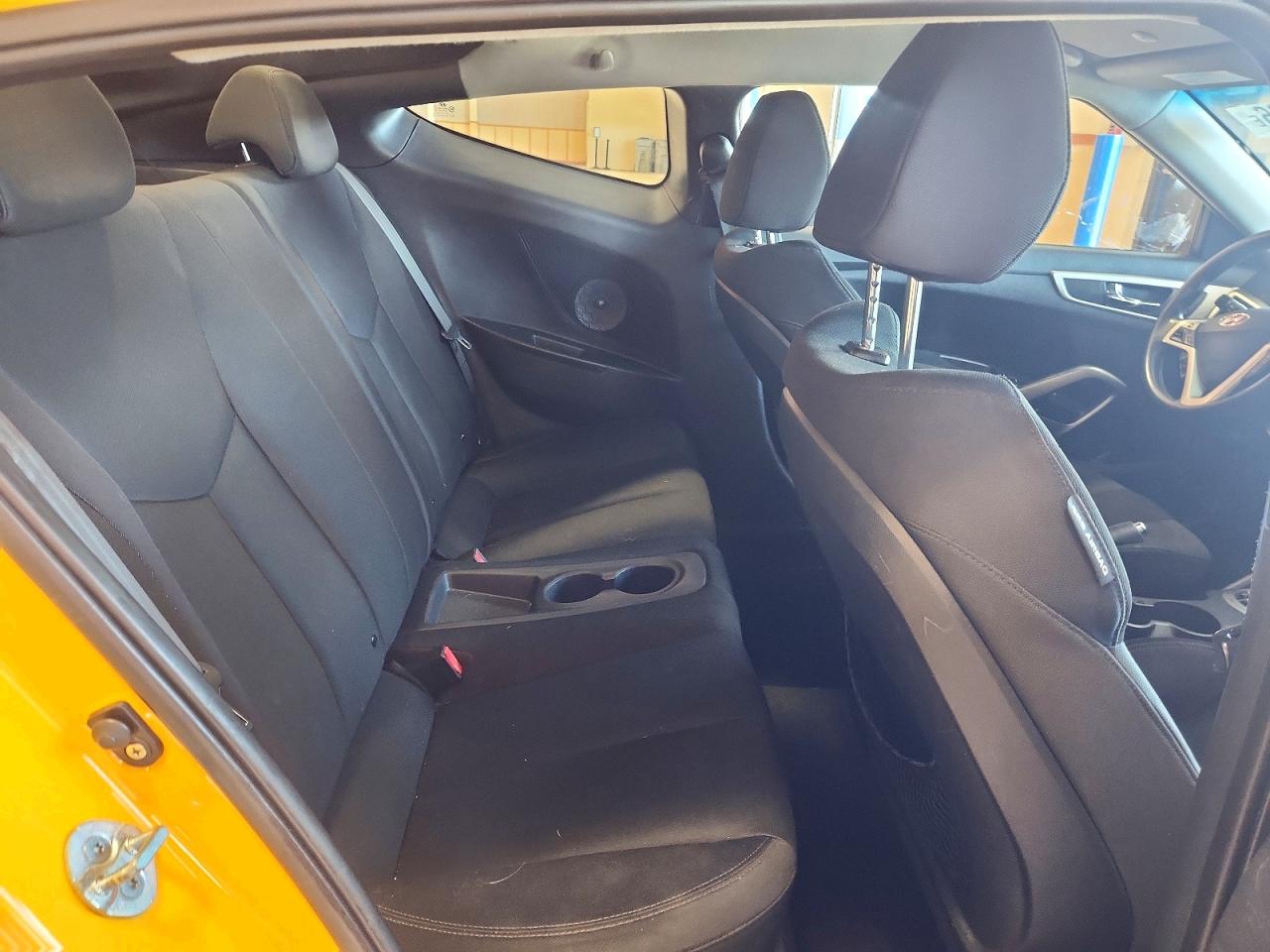 2012 Hyundai Veloster Base Желтый vin: KMHTC6AD5CU071387