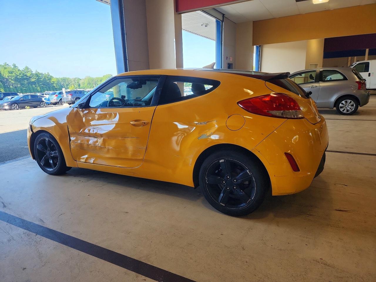 2012 Hyundai Veloster Base Желтый vin: KMHTC6AD5CU071387