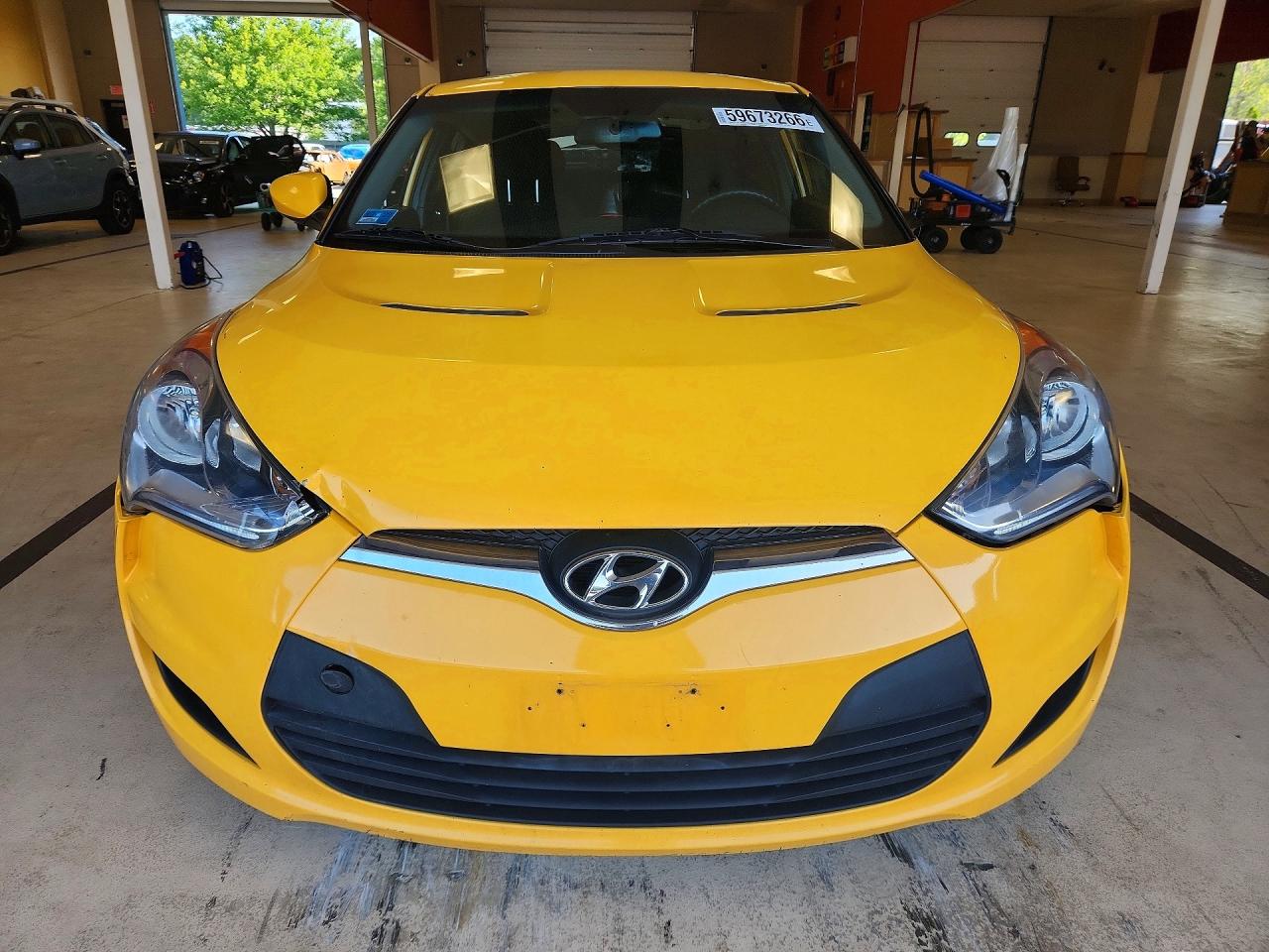 2012 Hyundai Veloster Base Желтый vin: KMHTC6AD5CU071387