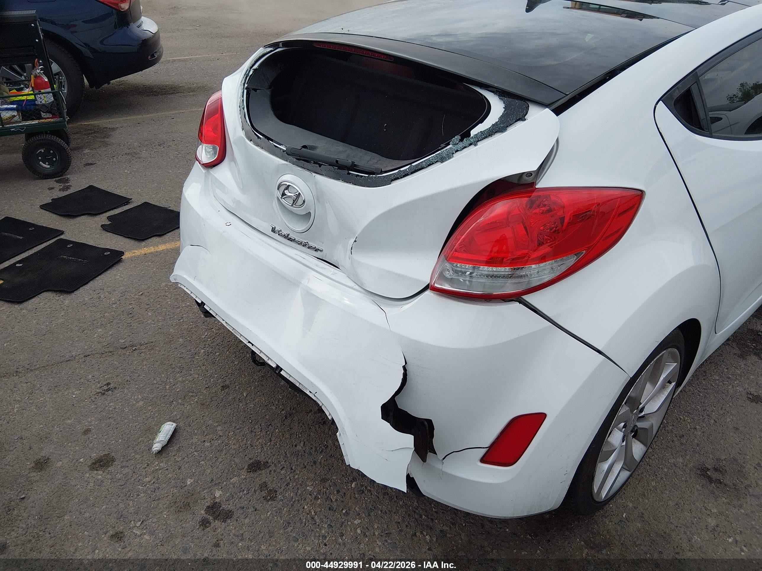 2012 Hyundai Veloster Base W/red/black White vin: KMHTC6AD5CU071731