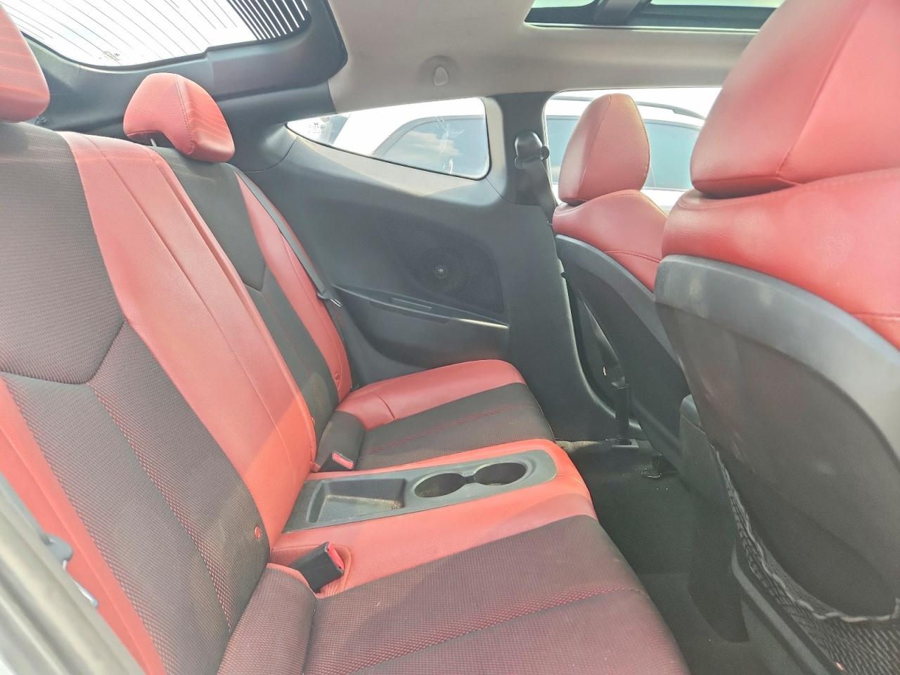 2012 Hyundai Veloster Base White vin: KMHTC6AD5CU082633