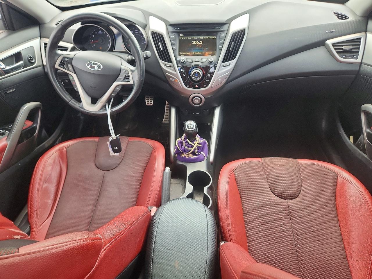 2012 Hyundai Veloster Base White vin: KMHTC6AD5CU082633