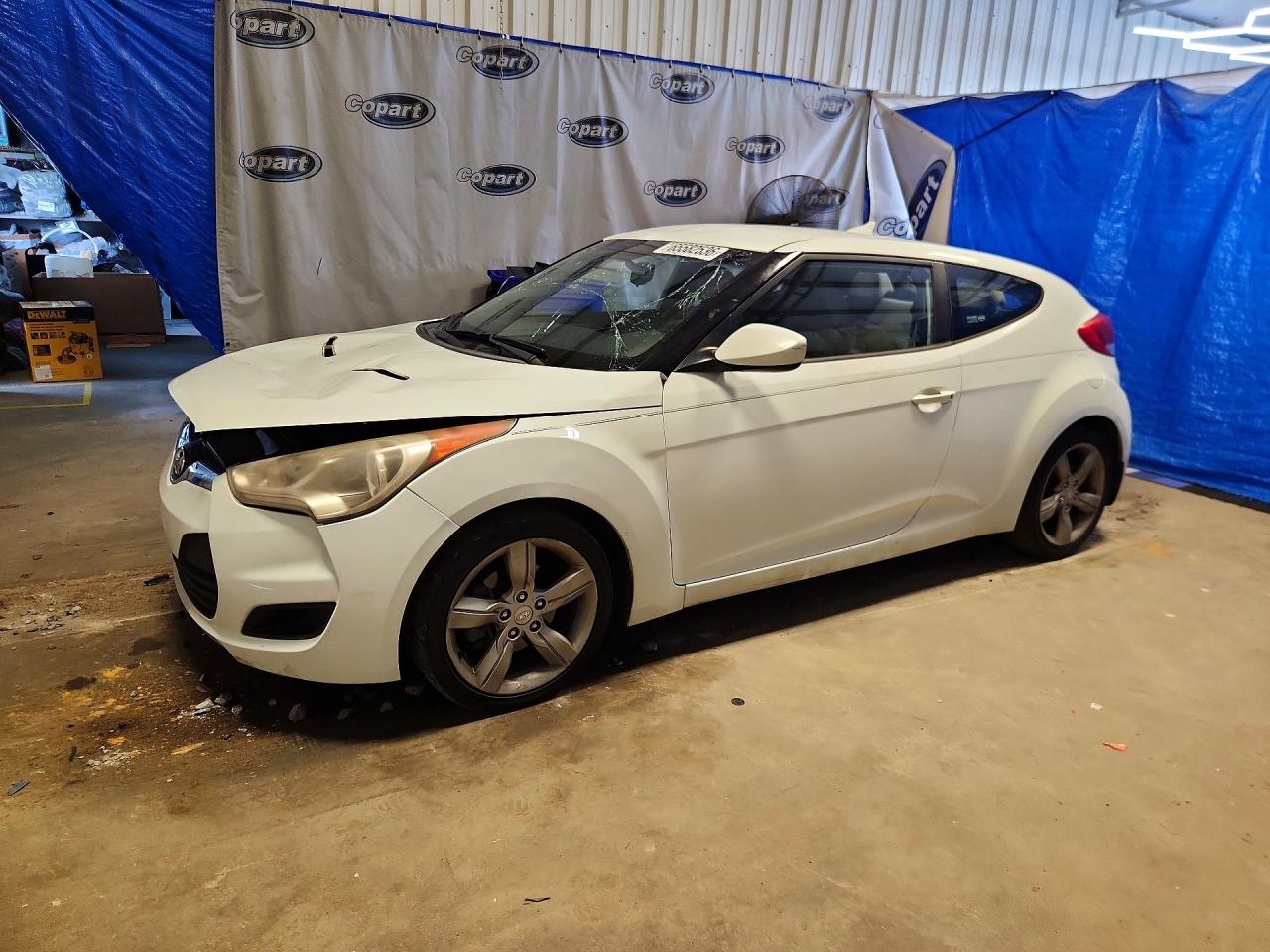 2013 Hyundai Veloster Base White vin: KMHTC6AD5DU102994