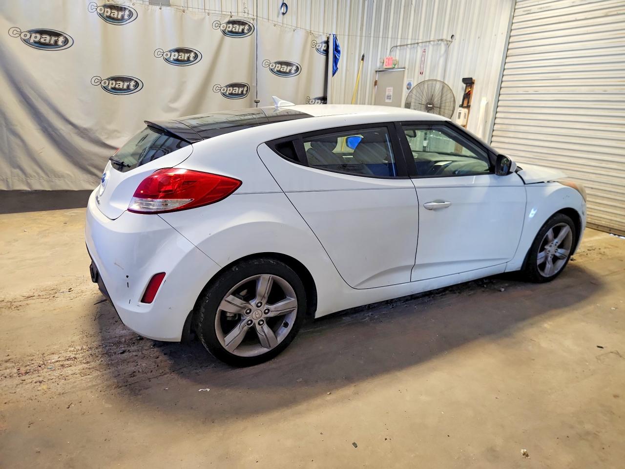 2013 Hyundai Veloster Base White vin: KMHTC6AD5DU102994