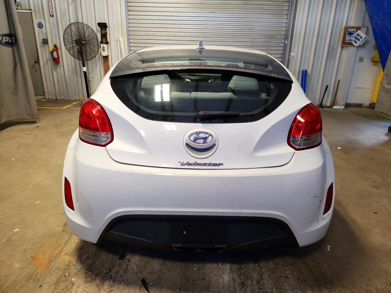 2013 Hyundai Veloster Base White vin: KMHTC6AD5DU102994
