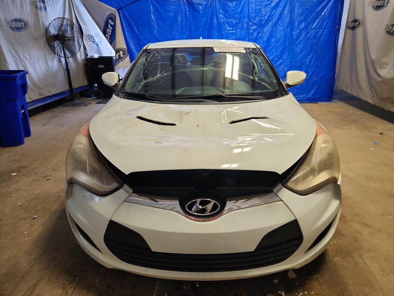 2013 Hyundai Veloster Base White vin: KMHTC6AD5DU102994