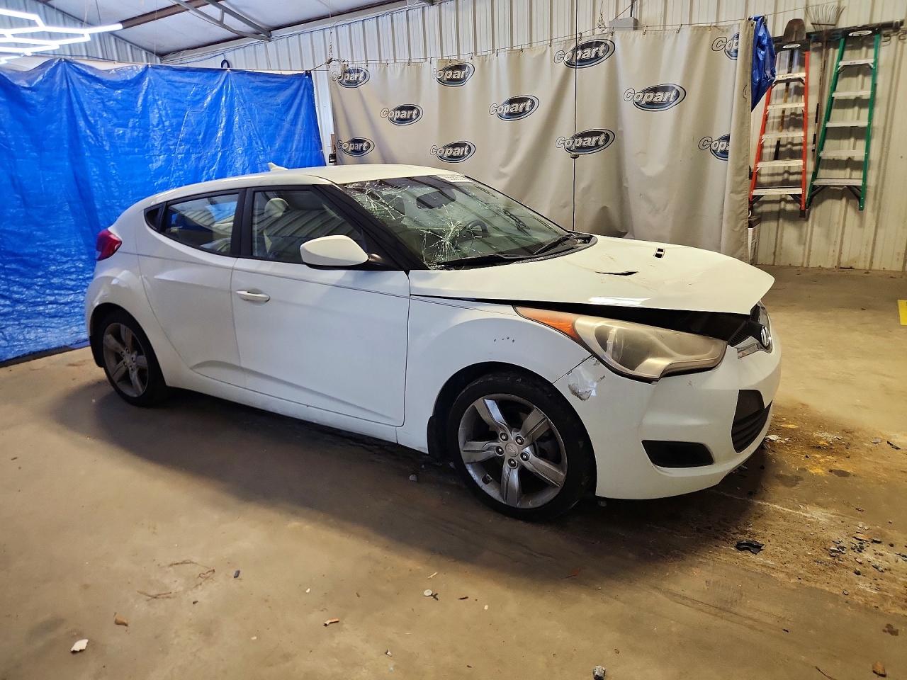 2013 Hyundai Veloster Base White vin: KMHTC6AD5DU102994
