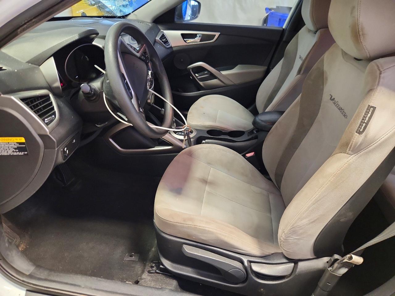 2013 Hyundai Veloster Base White vin: KMHTC6AD5DU102994