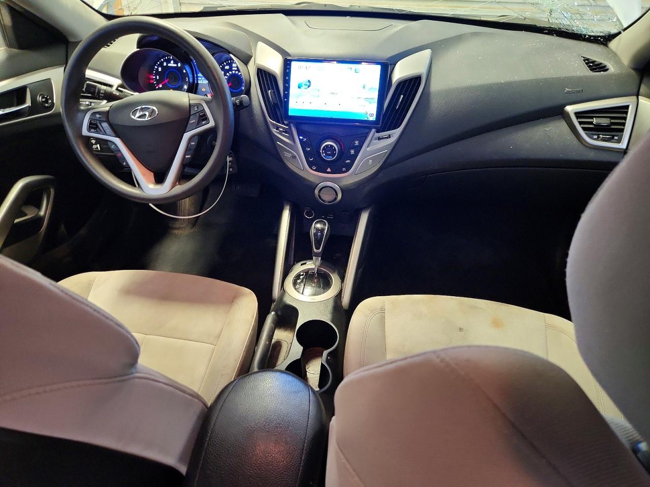 2013 Hyundai Veloster Base White vin: KMHTC6AD5DU102994