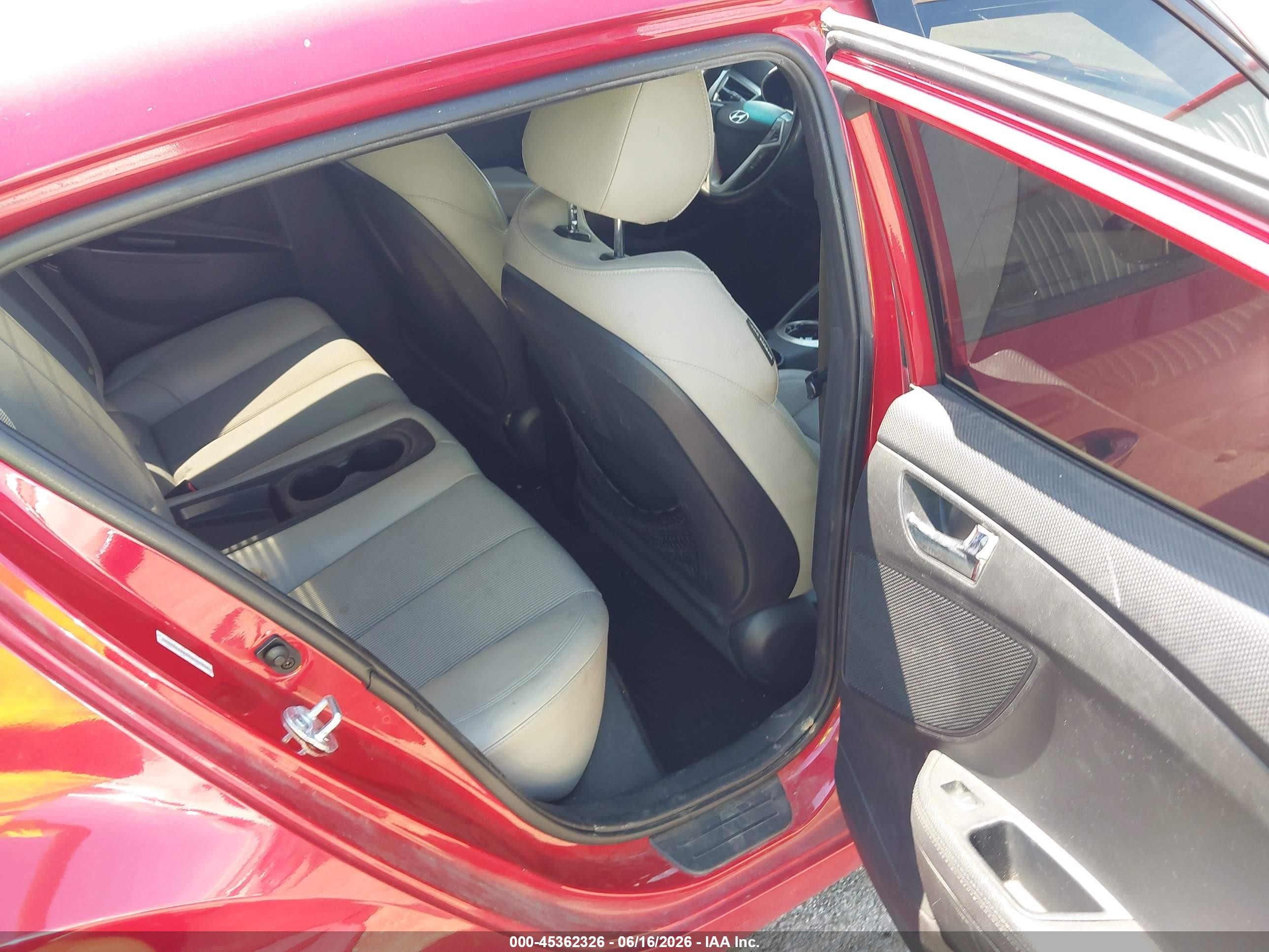 2013 Hyundai Veloster Base W/gray Red vin: KMHTC6AD5DU121948