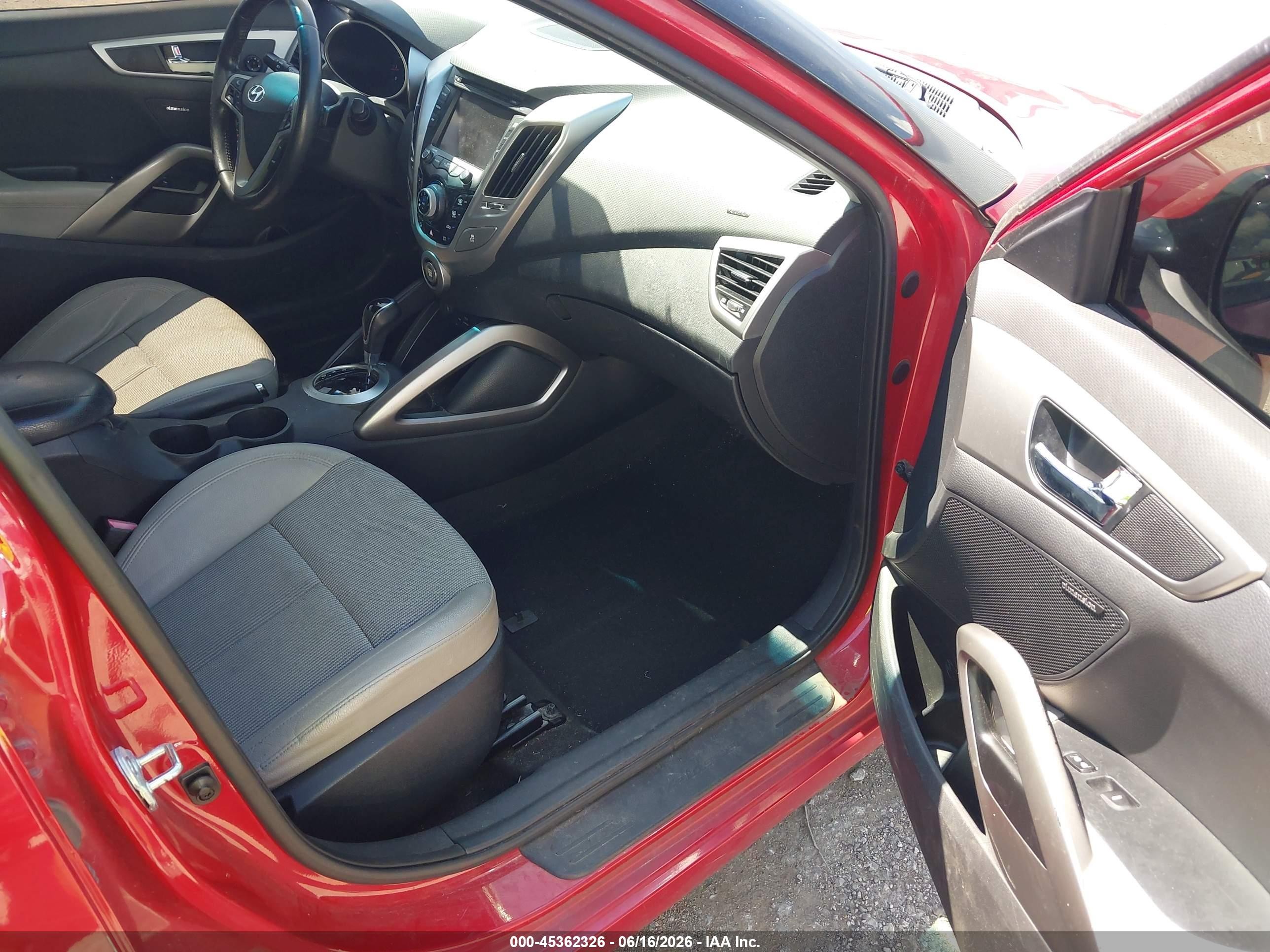 2013 Hyundai Veloster Base W/gray Red vin: KMHTC6AD5DU121948