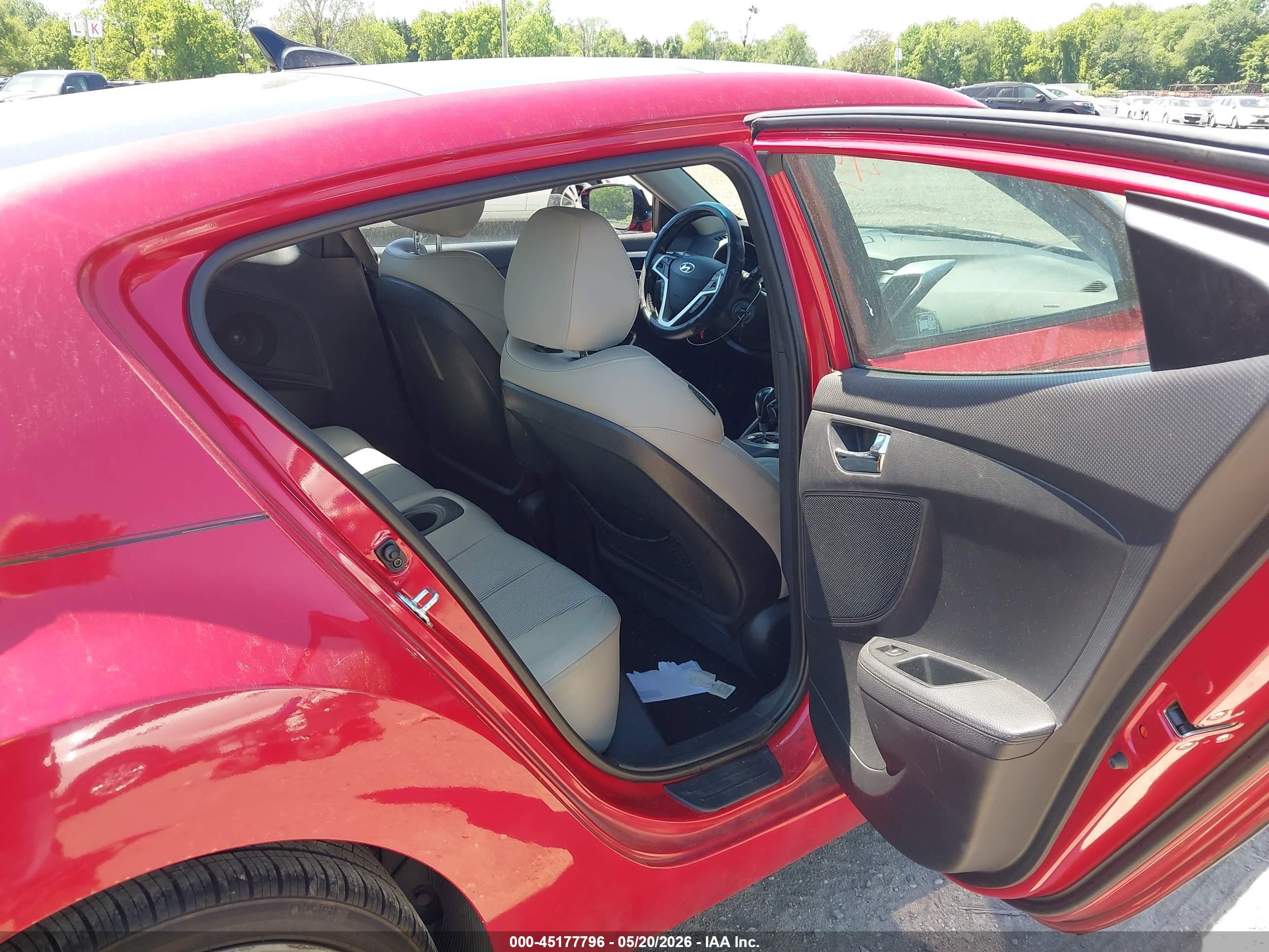 2013 Hyundai Veloster Base W/gray Red vin: KMHTC6AD5DU148311