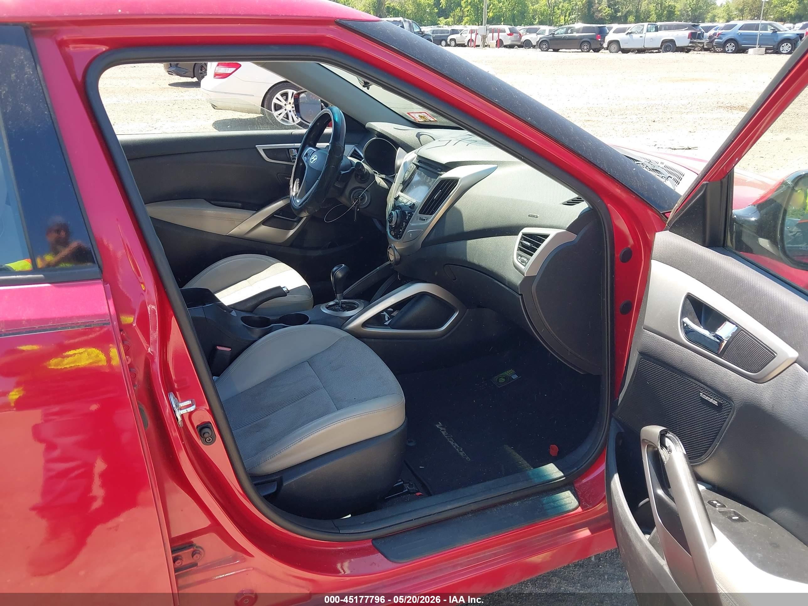 2013 Hyundai Veloster Base W/gray Red vin: KMHTC6AD5DU148311