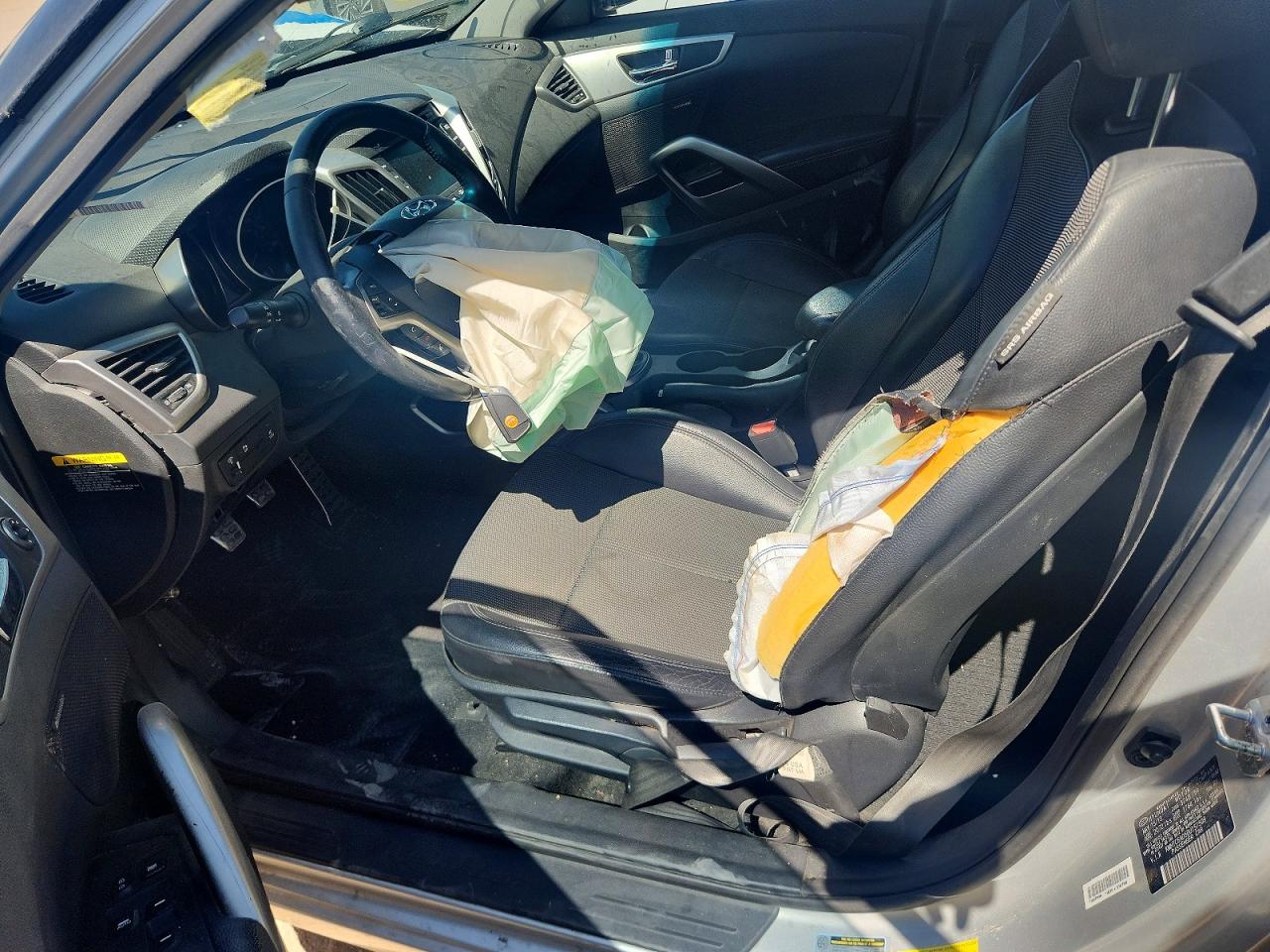 2013 Hyundai Veloster Base Silver vin: KMHTC6AD5DU157509